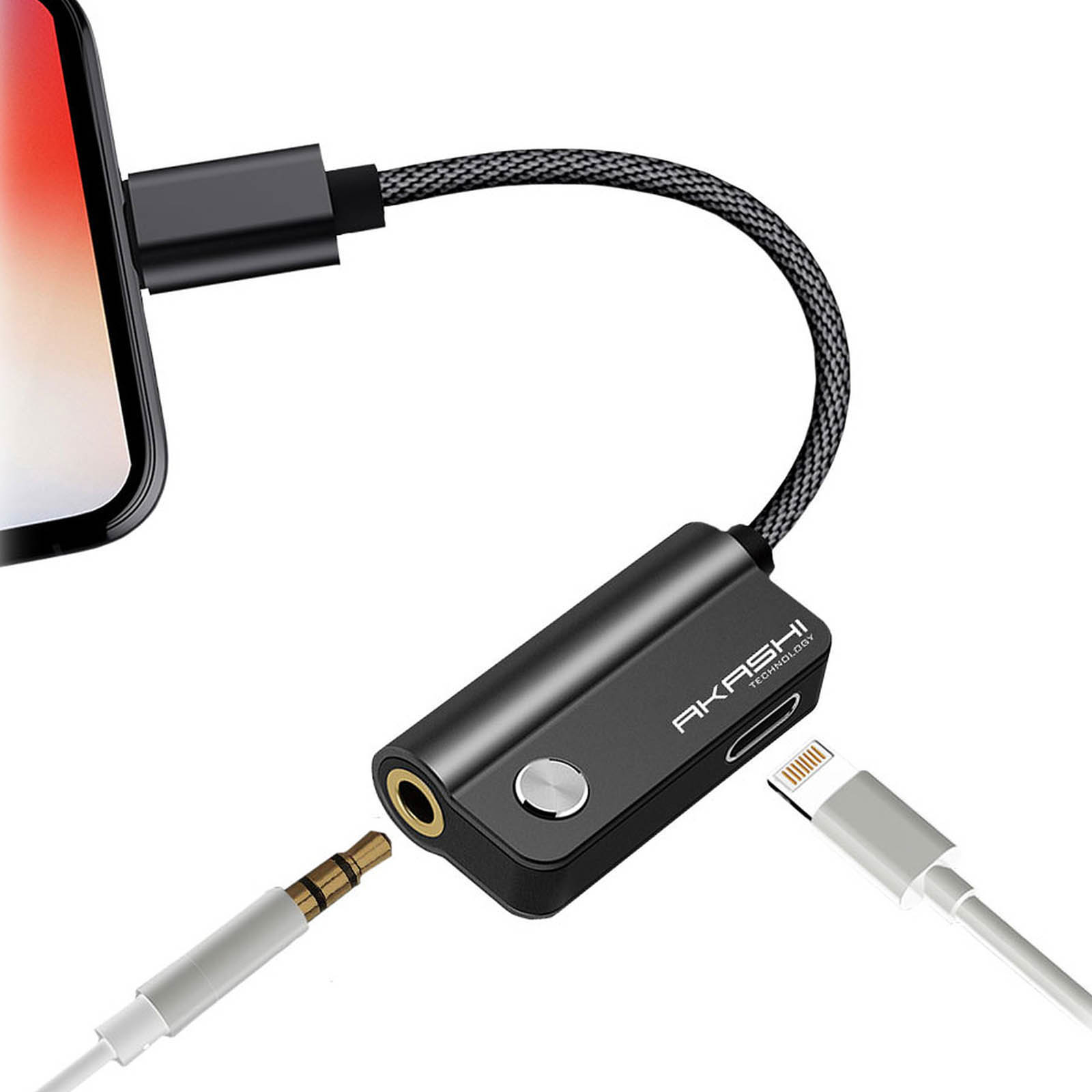Un adaptateur noir avec une prise casque, une prise audio et un port lightning. Il porte le mot Akashi.