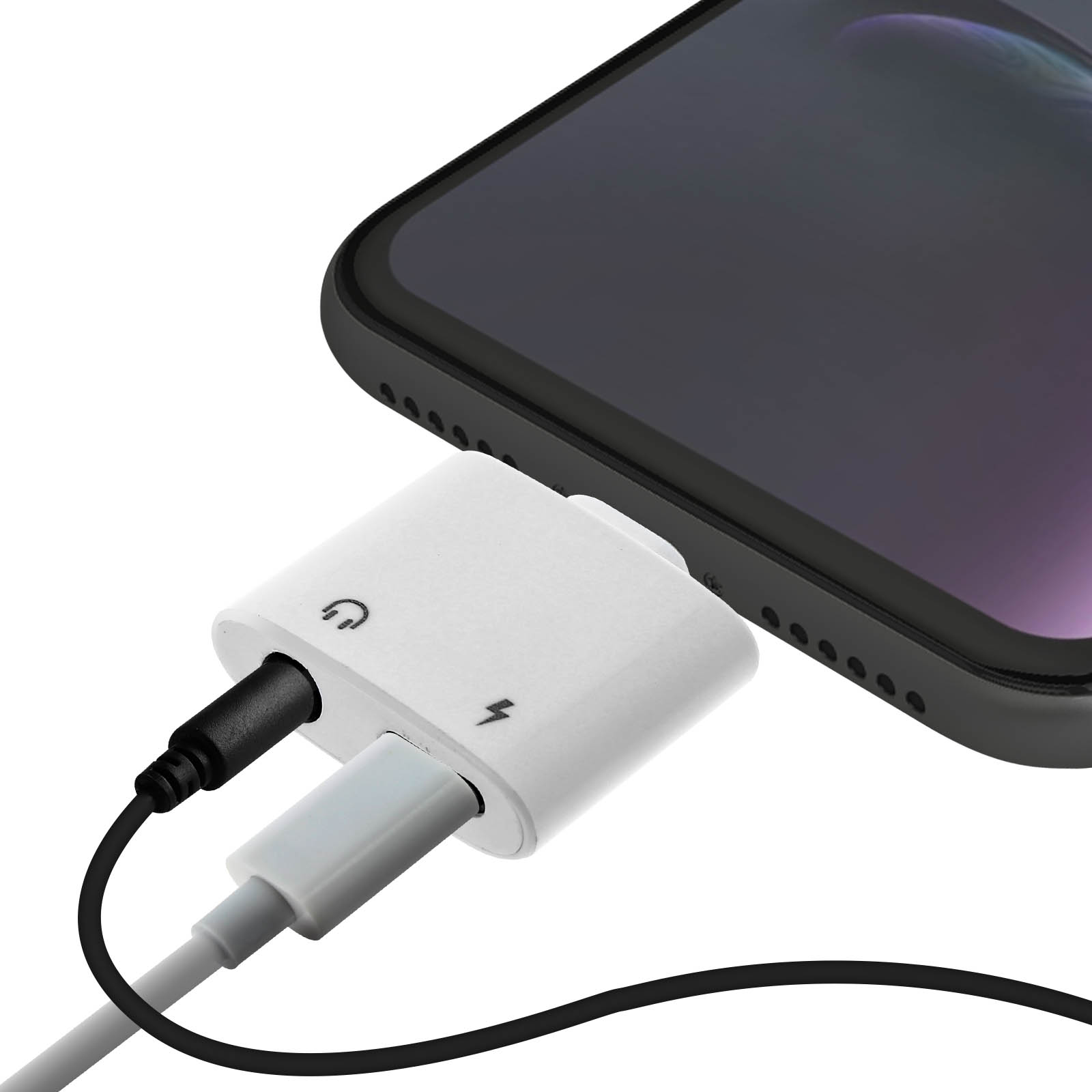 Adaptateur blanc avec câbles noirs et blancs connectés à un téléphone. Le téléphone est noir.