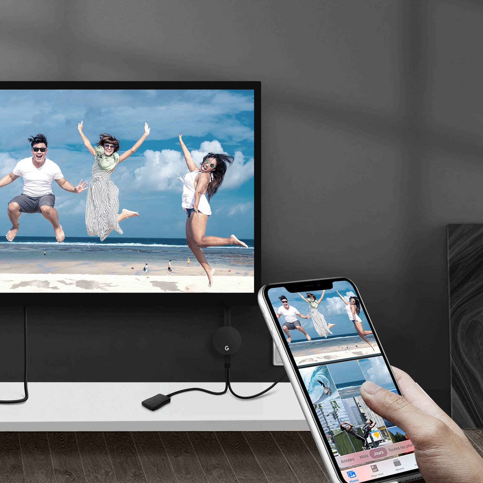Persone che saltano sulla TV. Telefono che mostra immagini. Dispositivo nero e mensola bianca.