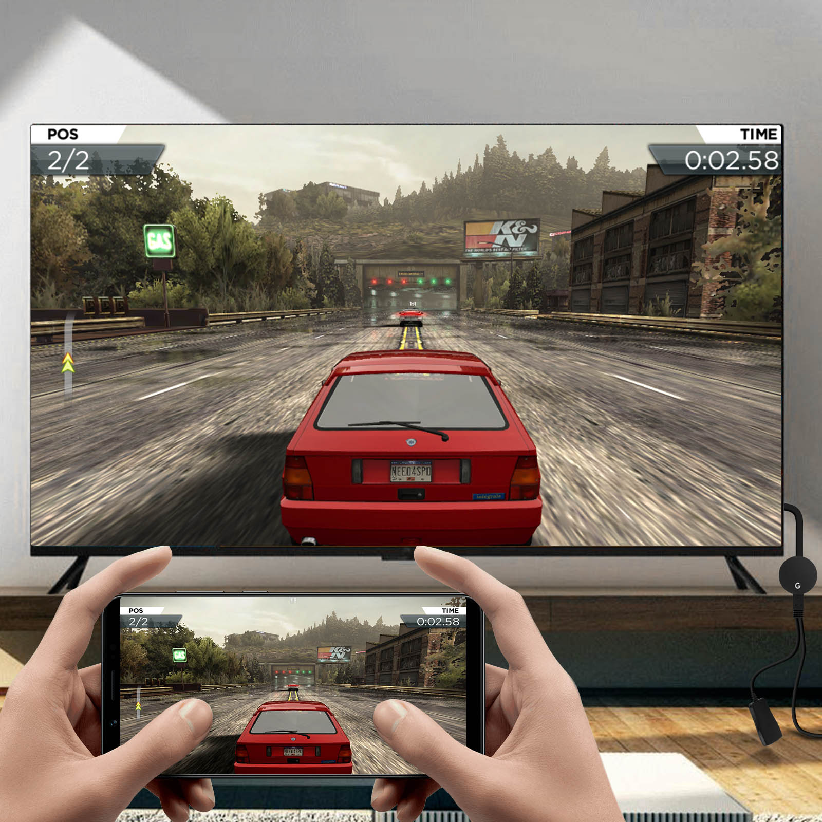 Una persona tiene in mano un telefono e una TV che mostra un gioco di corse con un'auto rossa.