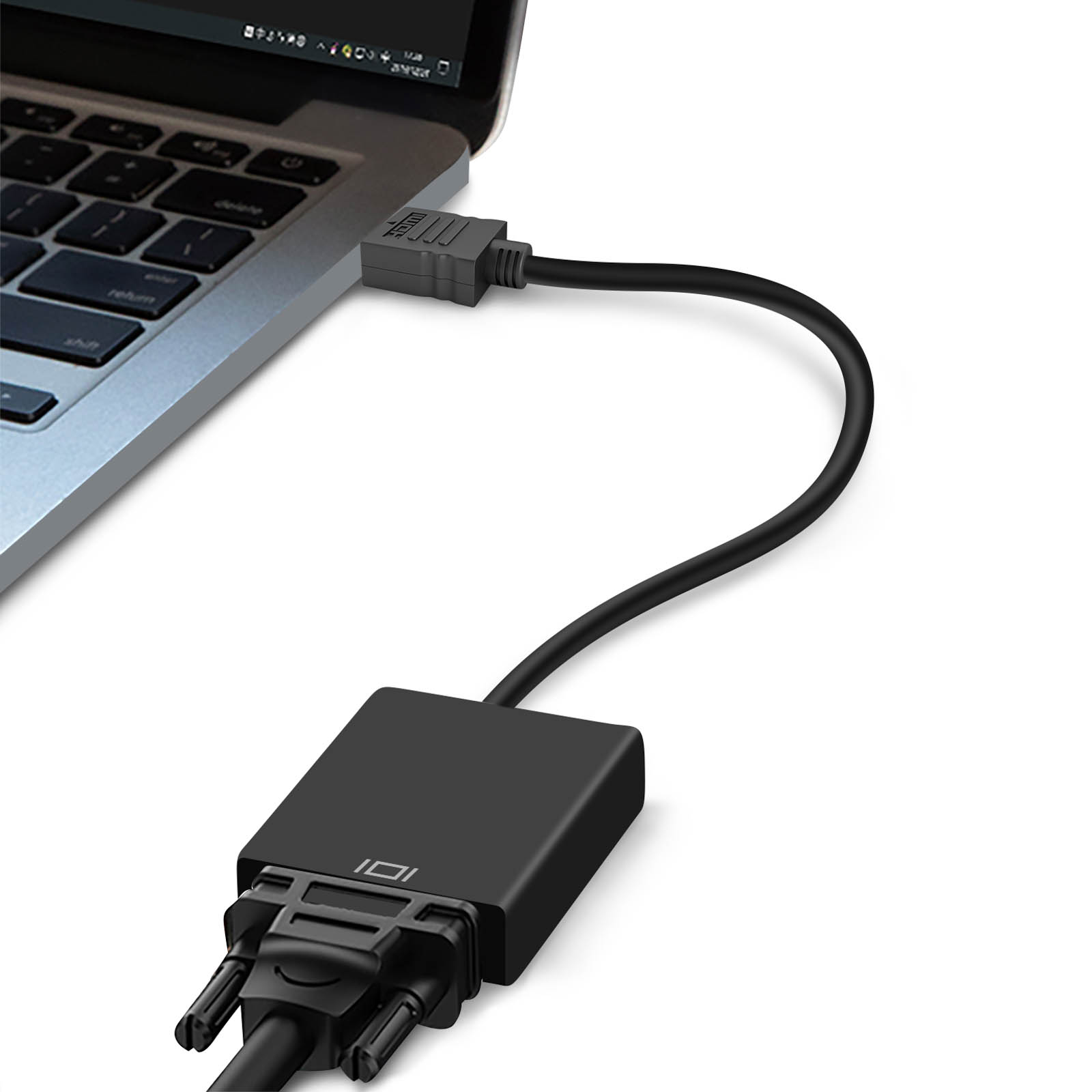 Un laptop è collegato a un adattatore nero tramite un cavo. L'adattatore ha un connettore VGA.