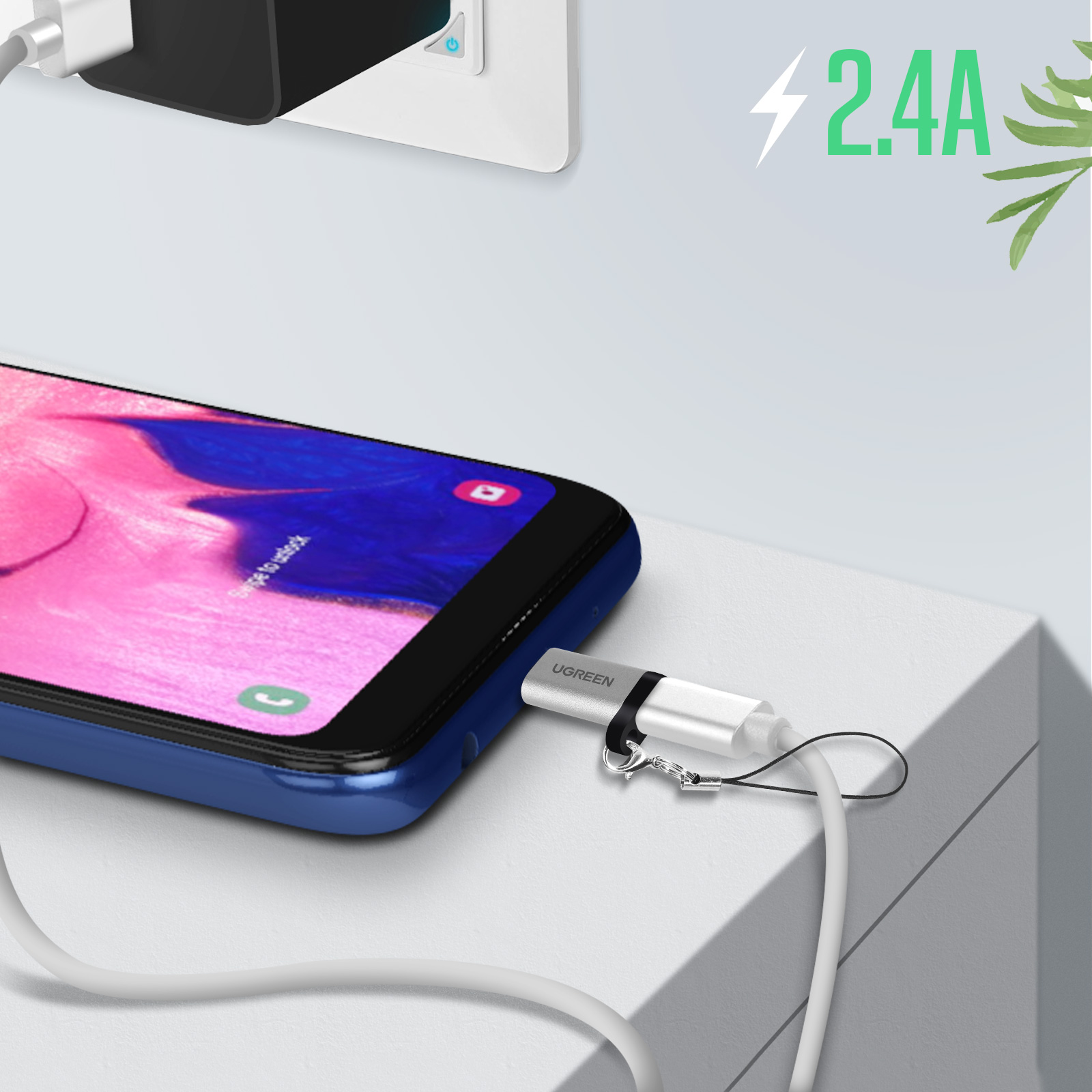 Niebieski telefon ładowany białym kablem i ładowarką na białym tle.