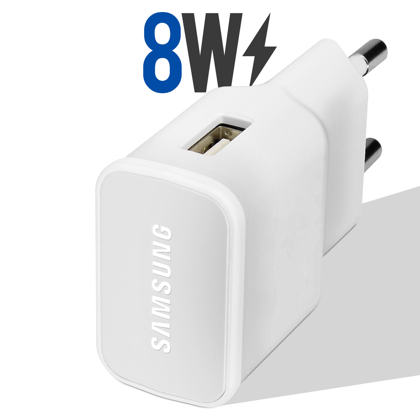 Chargeur Samsung blanc avec signe 8W et port USB. Le chargeur est incliné.