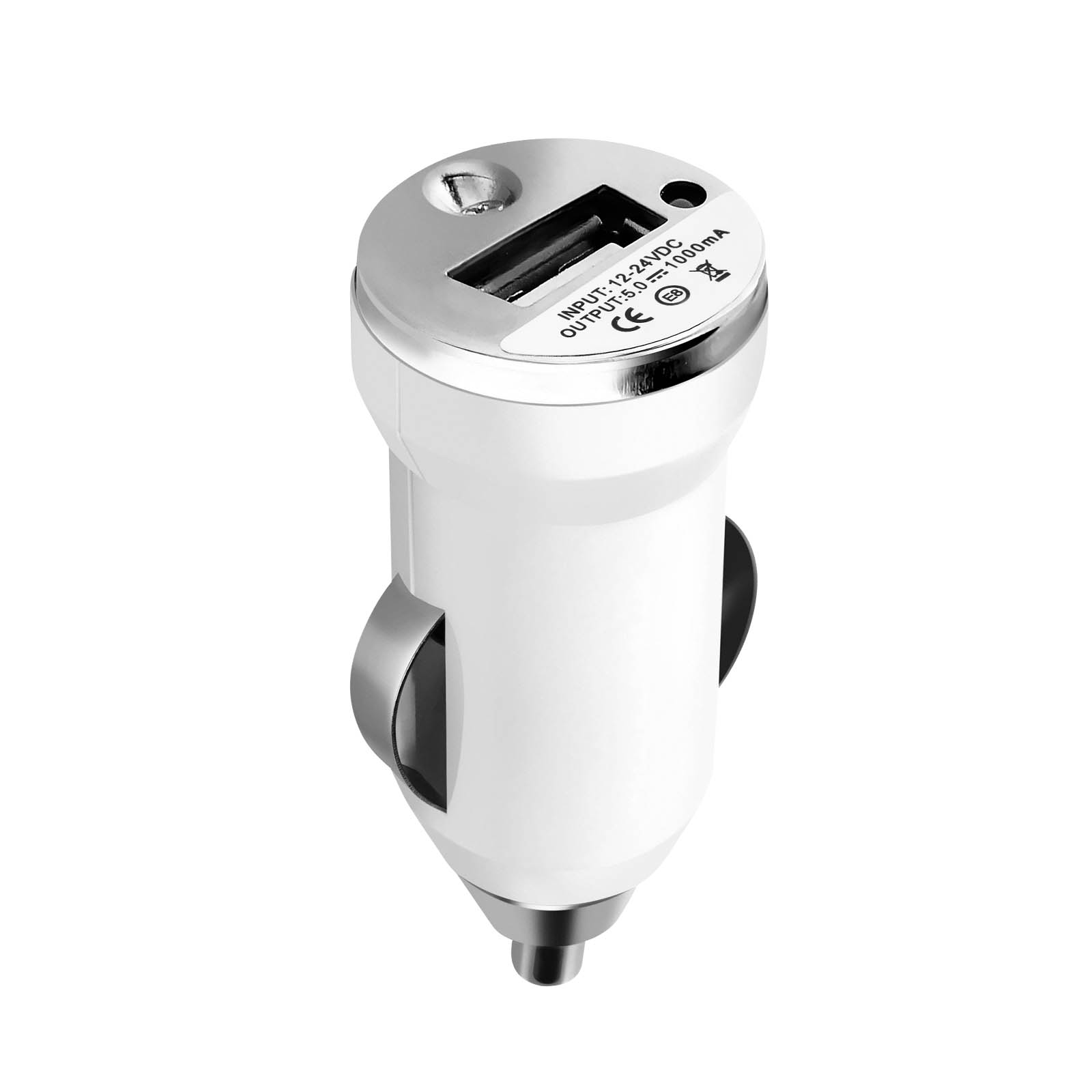 Un caricabatteria per auto bianco con una porta USB. Il caricabatteria ha un anello argentato ed è su sfondo bianco.