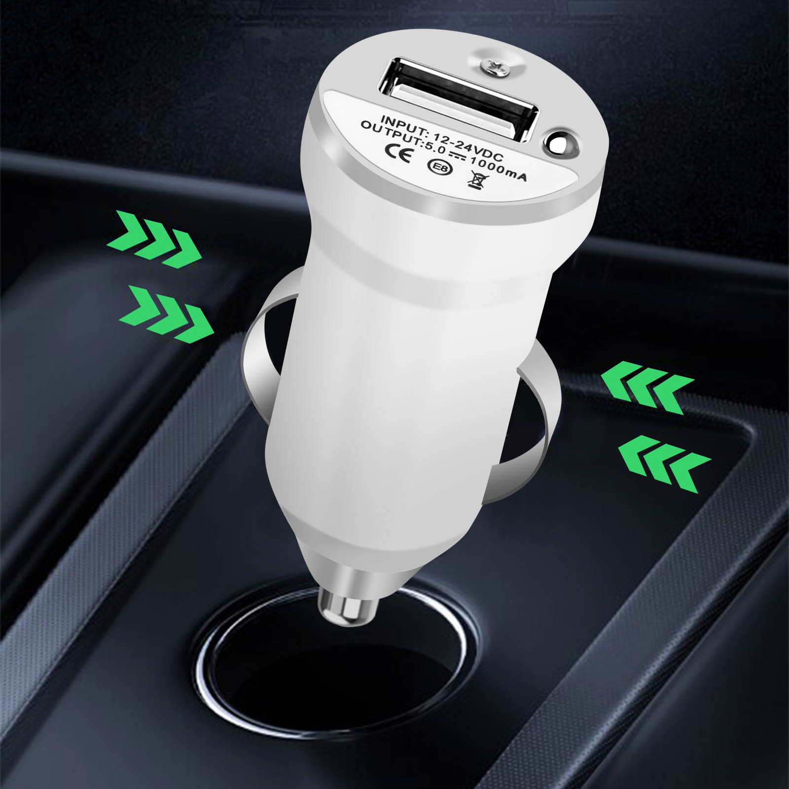 Un caricatore per auto bianco con due porte USB. Le frecce indicano la direzione di utilizzo, nel portabicchieri dell'auto.