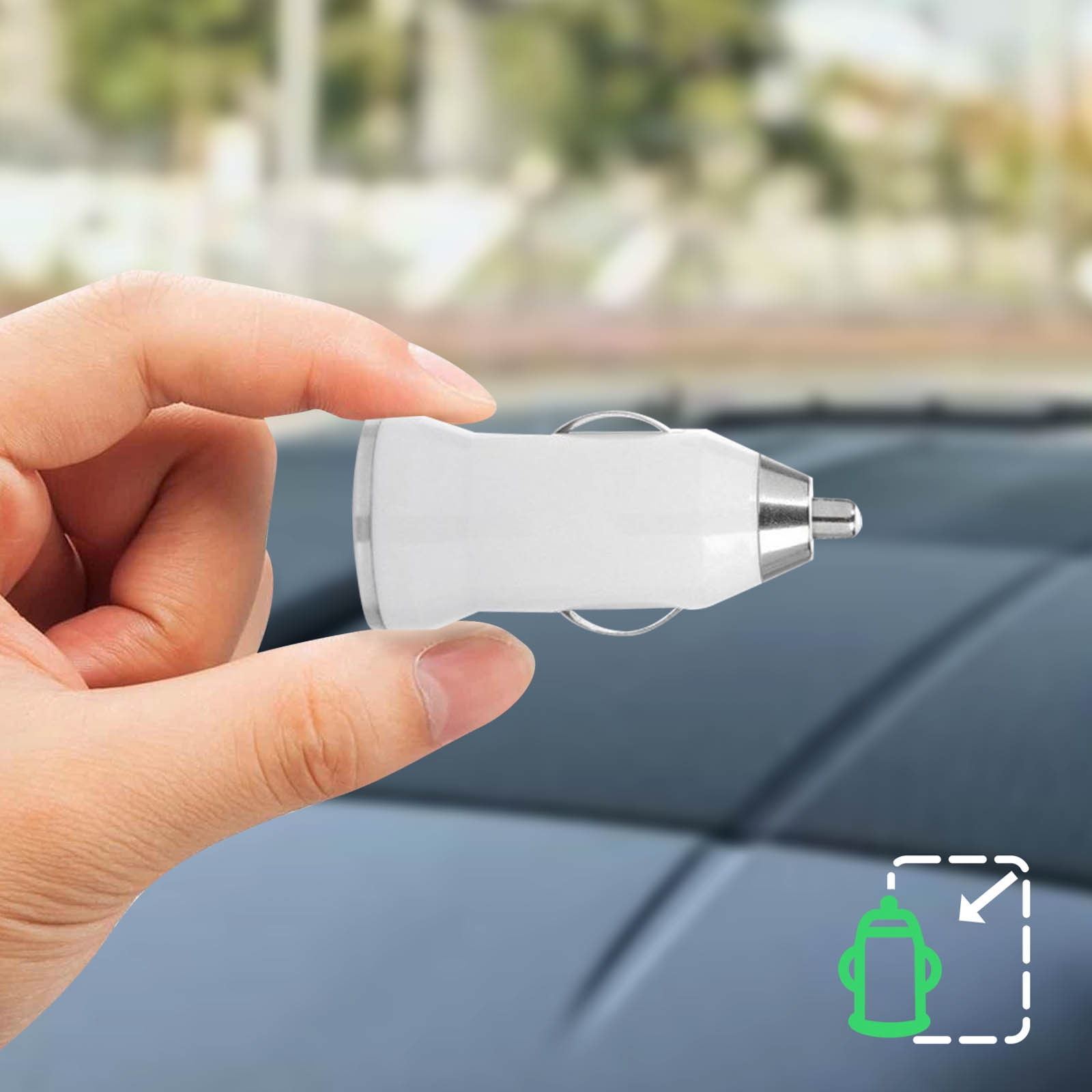 Una mano che tiene un caricabatterie per auto bianco. Un'icona verde mostra le dimensioni.