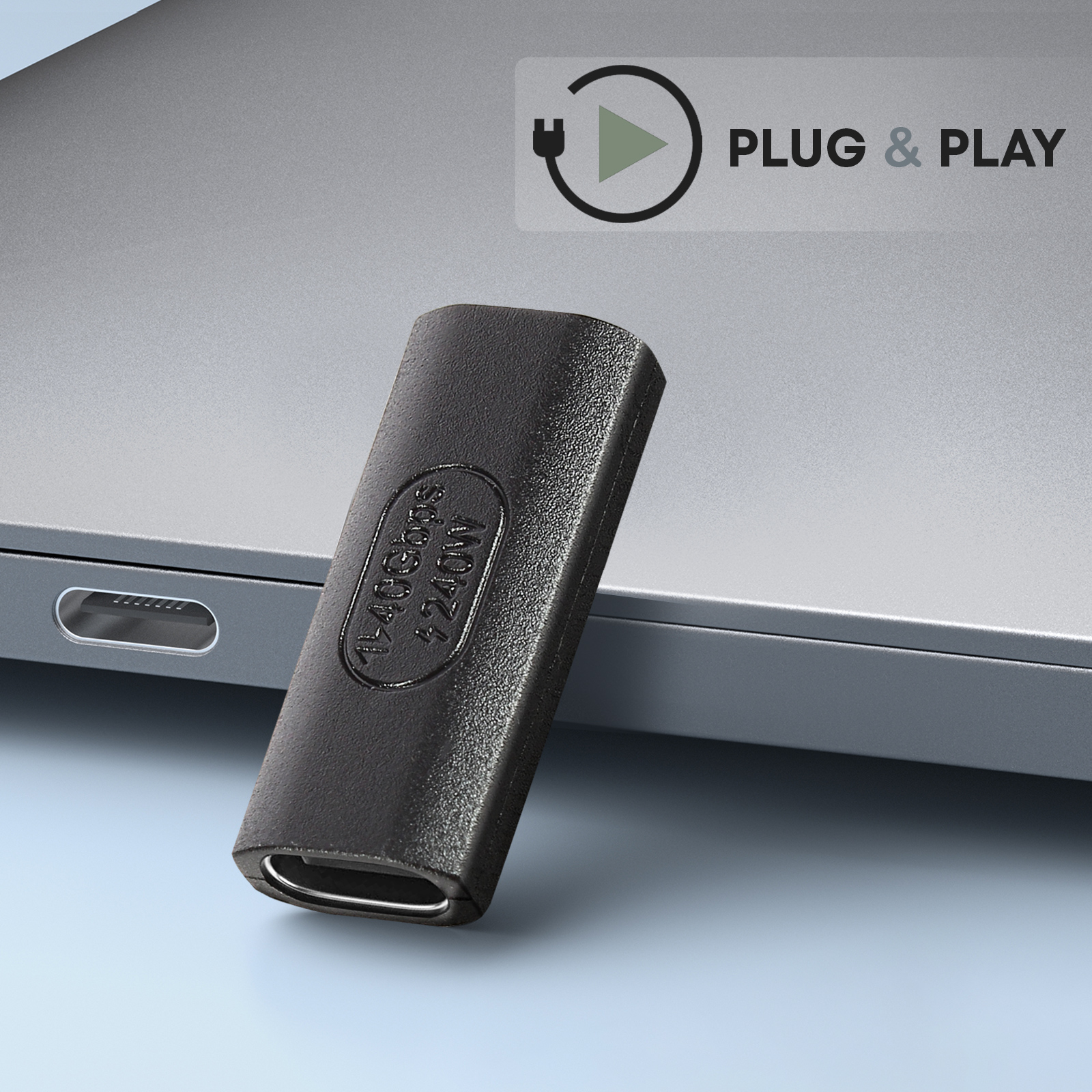 Adattatore nero con testo e logo. Testo Plug & Play sullo sfondo.
