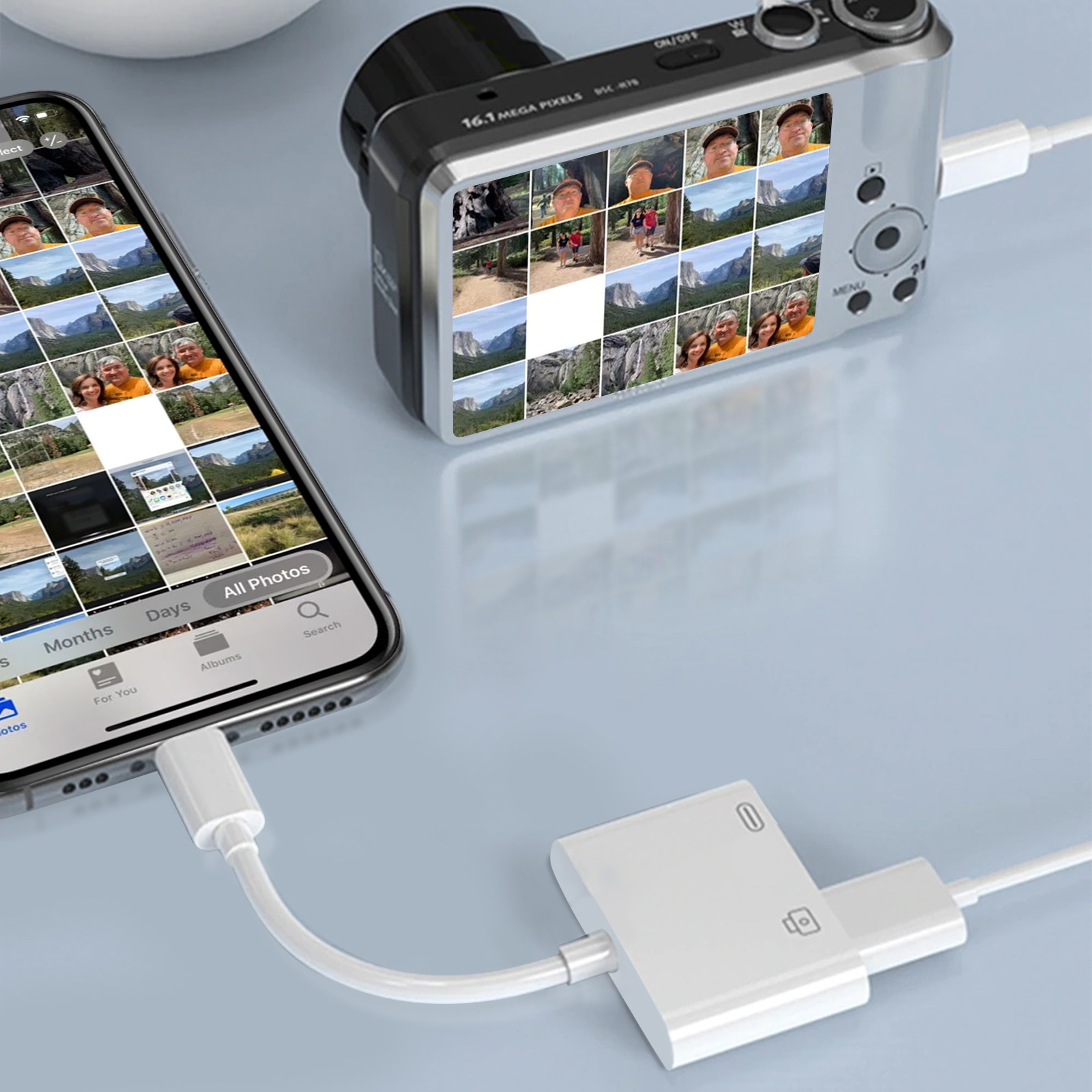 Un téléphone, un appareil photo et un adaptateur sont connectés, avec des photos affichées sur le téléphone et l'appareil photo.
