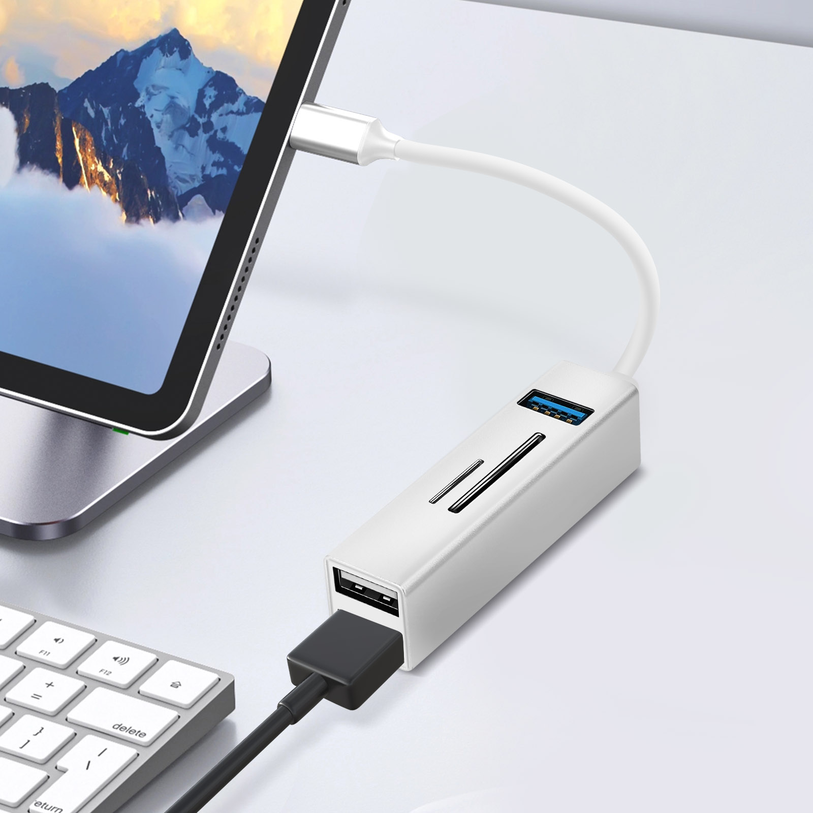 Hub USB collegato a tablet e tastiera.