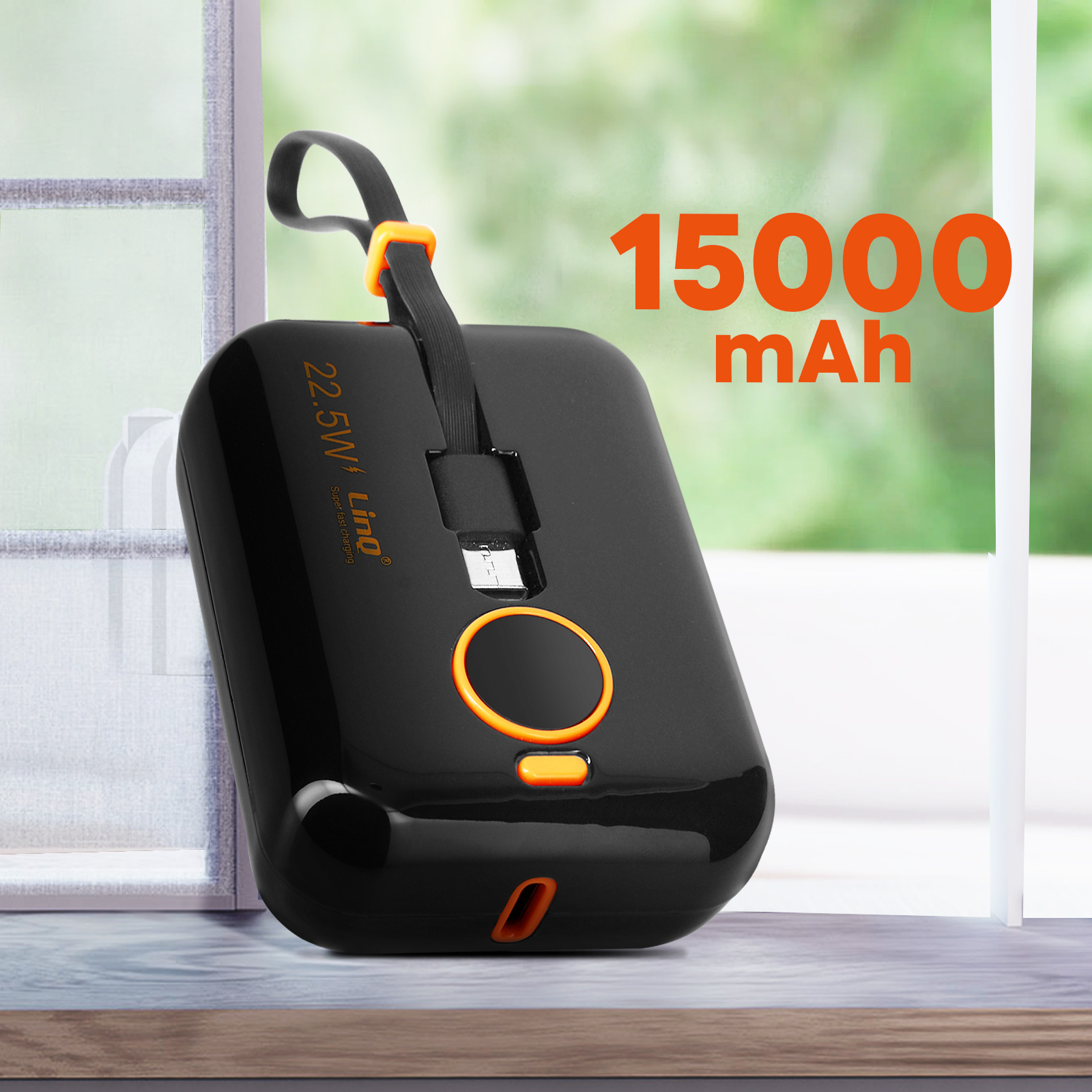 Un power bank nero con capacità di 15000 mAh, un pulsante e un cinturino arancioni e una finestra sullo sfondo.