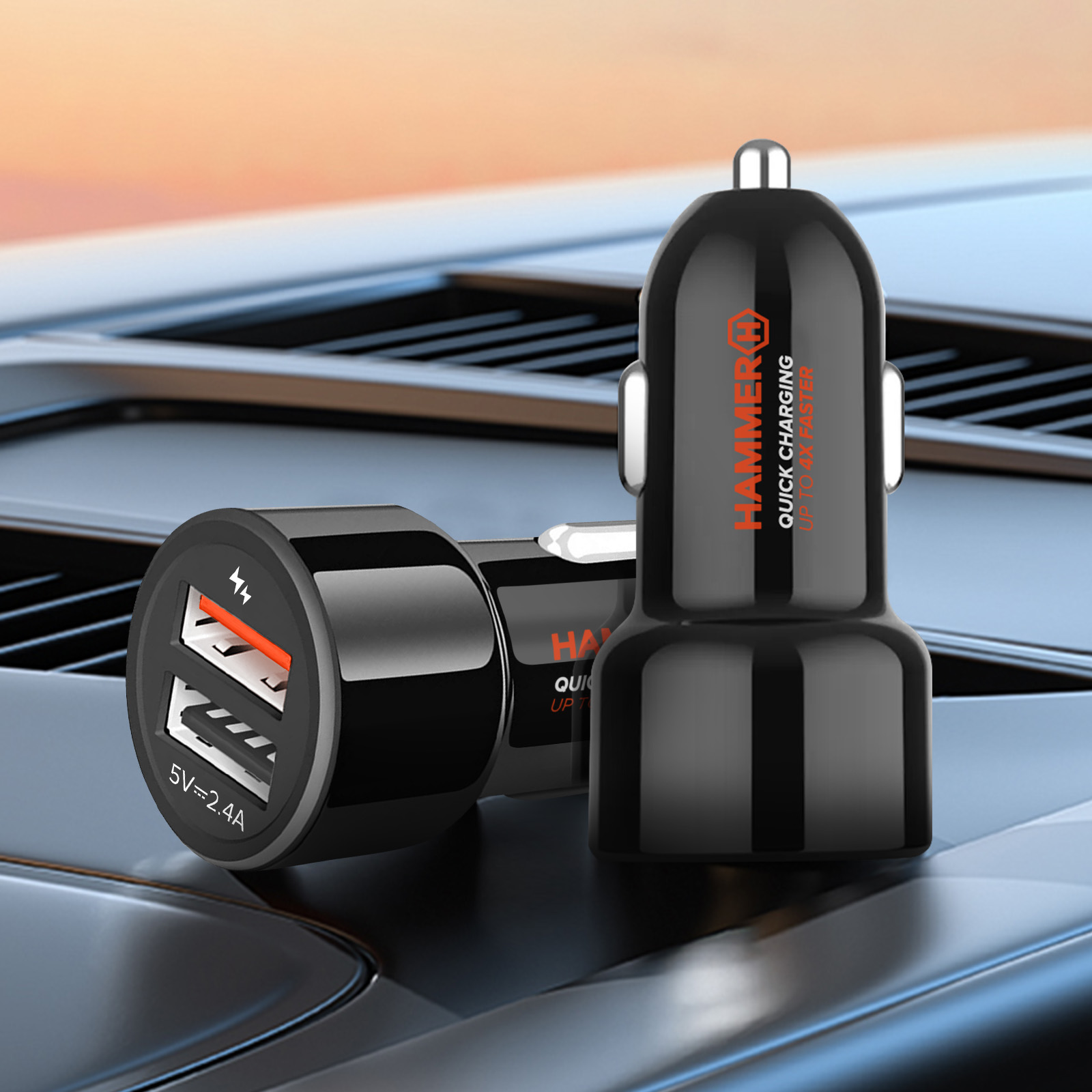 Schwarzes Autoladegerät mit zwei USB-Anschlüssen. Orangefarbenes Blitzsymbol mit Text.