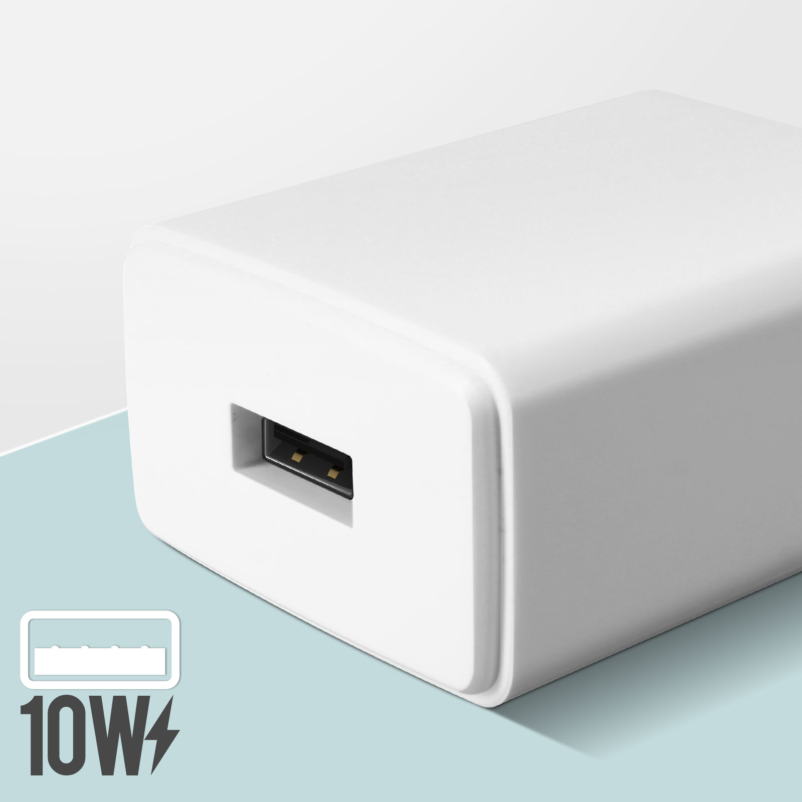 Adattatore di ricarica bianco con porta USB. Ha un'icona da 10W. Sfondo azzurro e bianco.