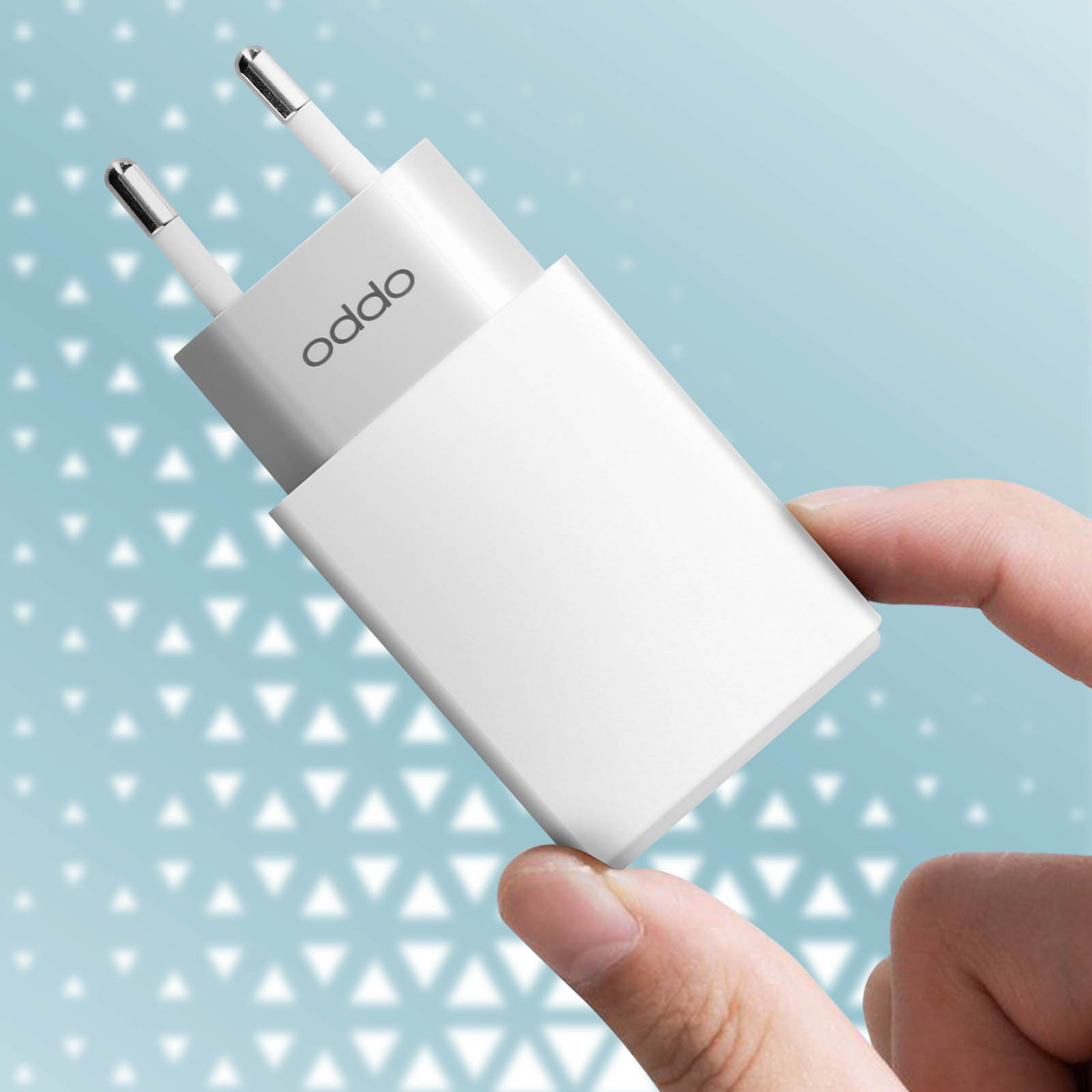Caricatore per telefono bianco con testo "OPPO" e spine argentate. Tenuto da una mano.