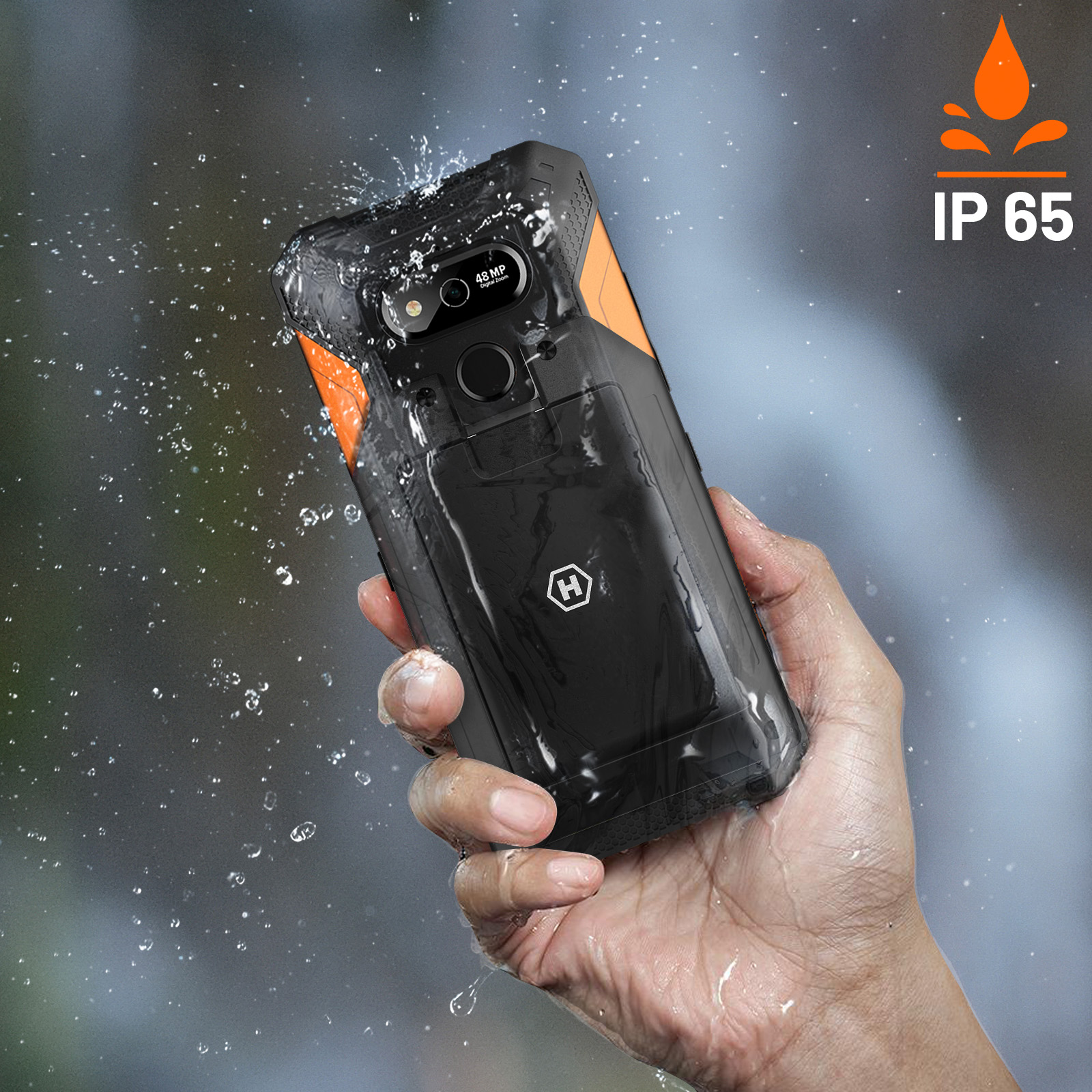 Teléfono negro con detalles naranjas, salpicaduras de agua, clasificación IP65 en la esquina superior derecha, sostenido por una mano.