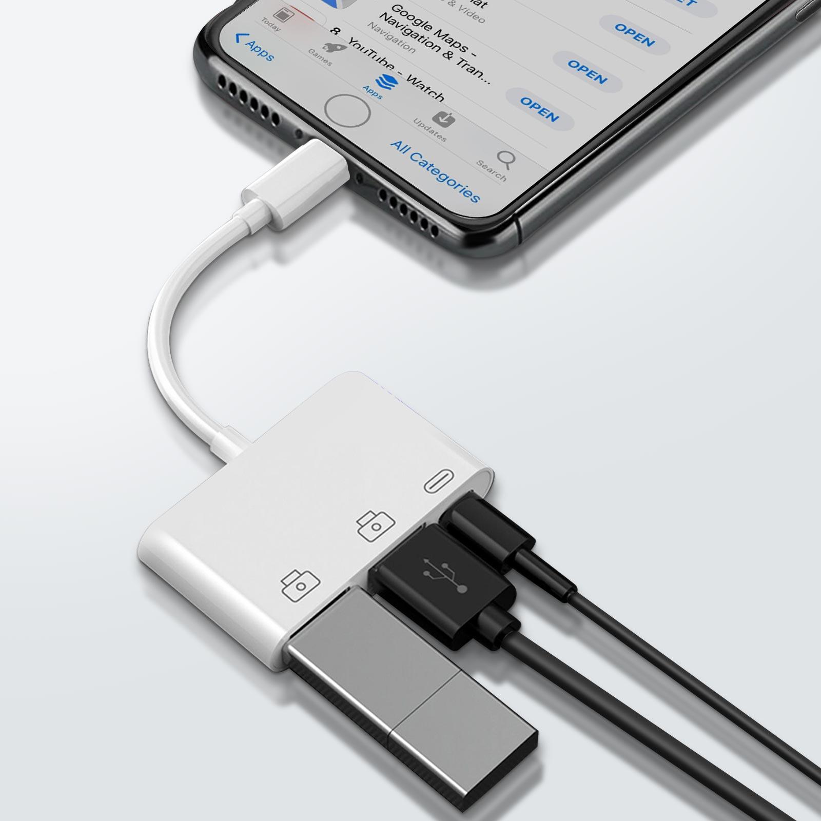 Ein weißer Adapter, der mit einem Telefon und mehreren Kabeln verbunden ist. USB- und Lightning-Anschlüsse. Weißer Hintergrund.