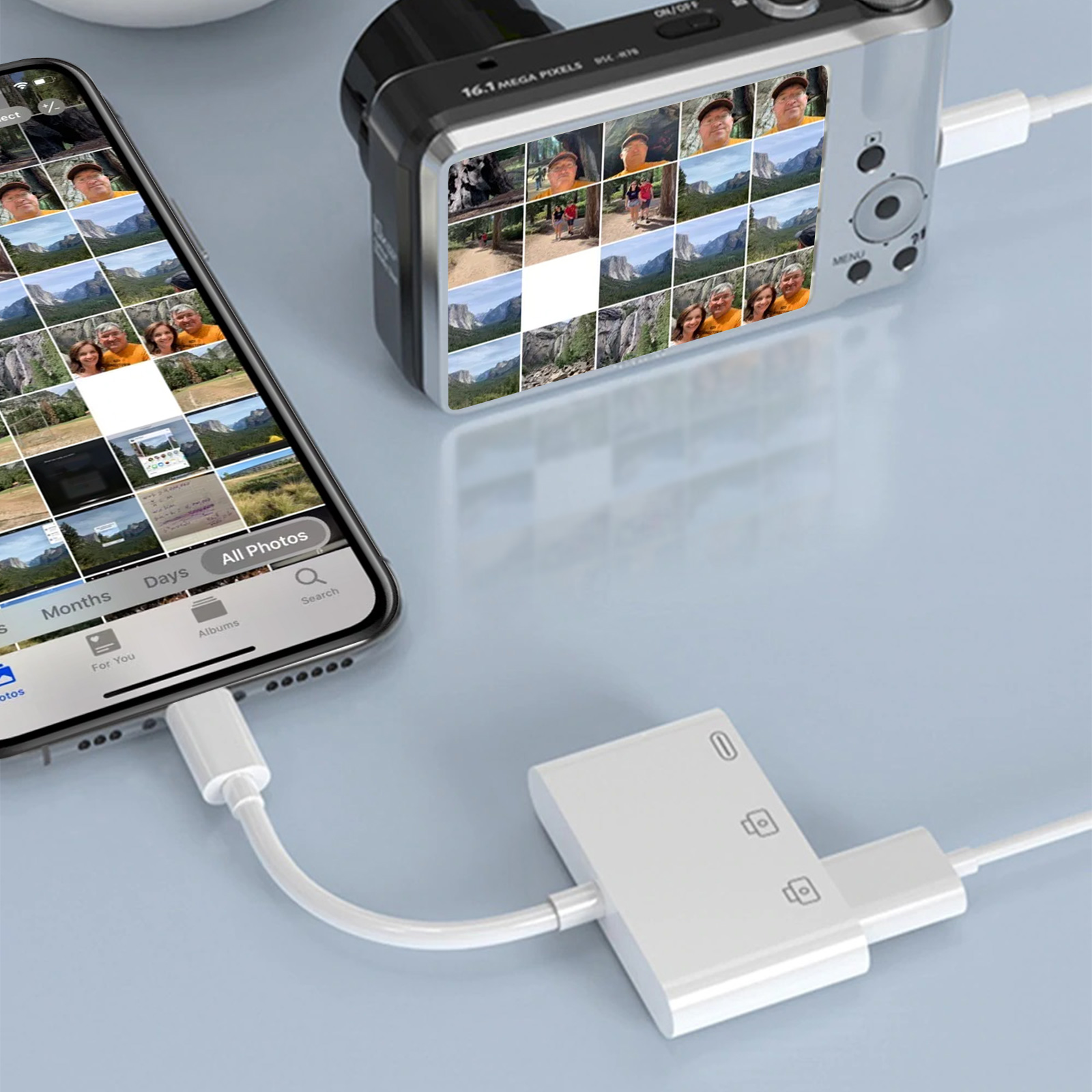 Telefon und Kamera sind mit einem weißen Adapter verbunden. Bildschirme zeigen Bilder.