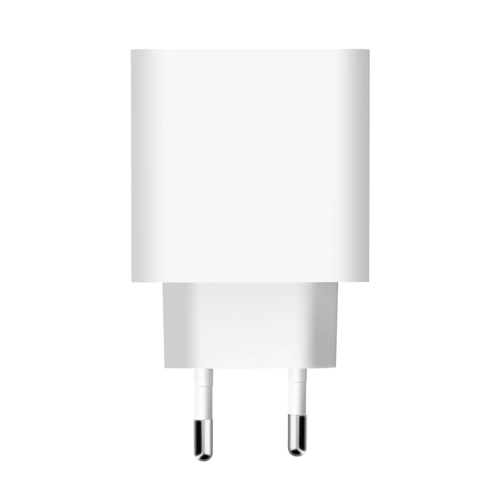 Un chargeur de téléphone blanc avec deux broches métalliques. Le chargeur est sur fond blanc.