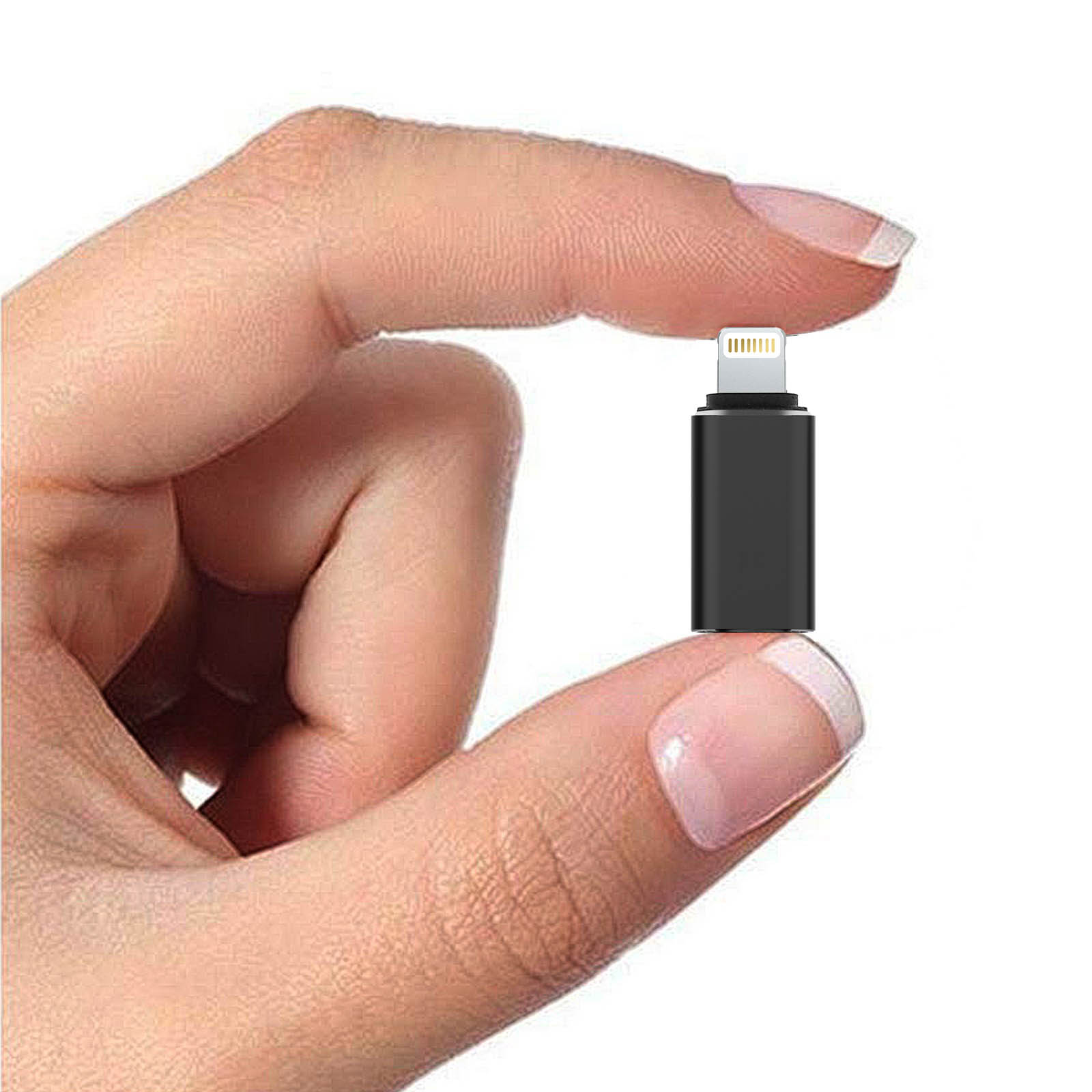 Une main tenant un adaptateur noir avec un connecteur Lightning.