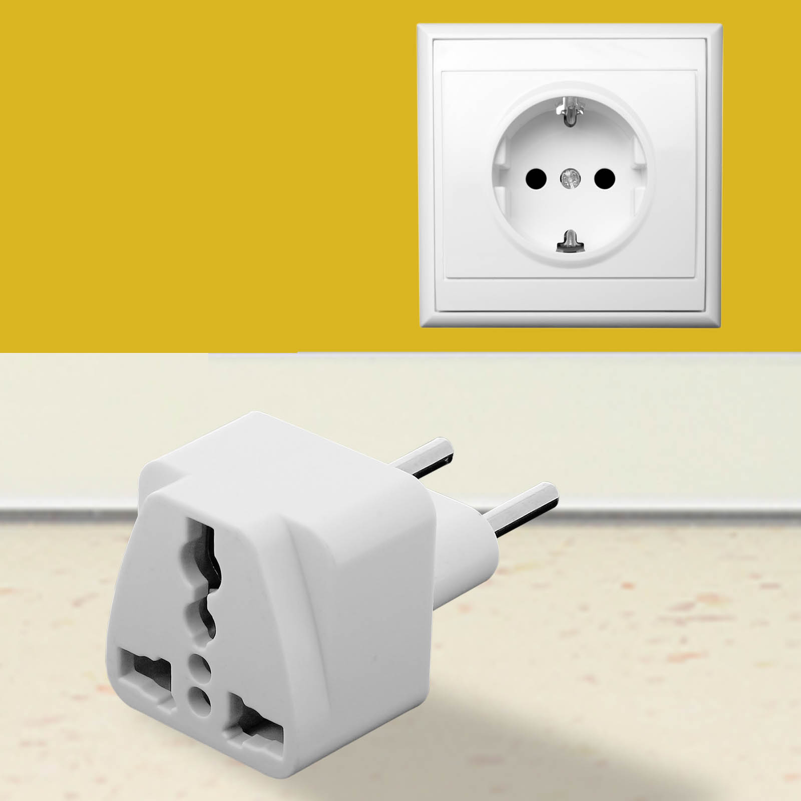 Presa elettrica bianca e un adattatore bianco. La presa è su un muro giallo.