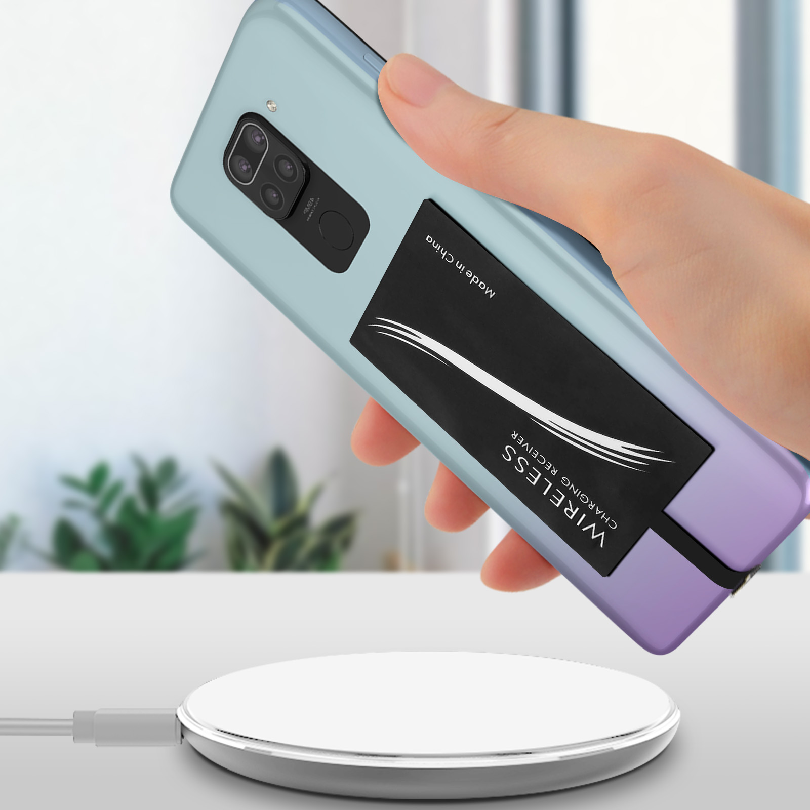 Mano che tiene un telefono con ricevitore di ricarica wireless.