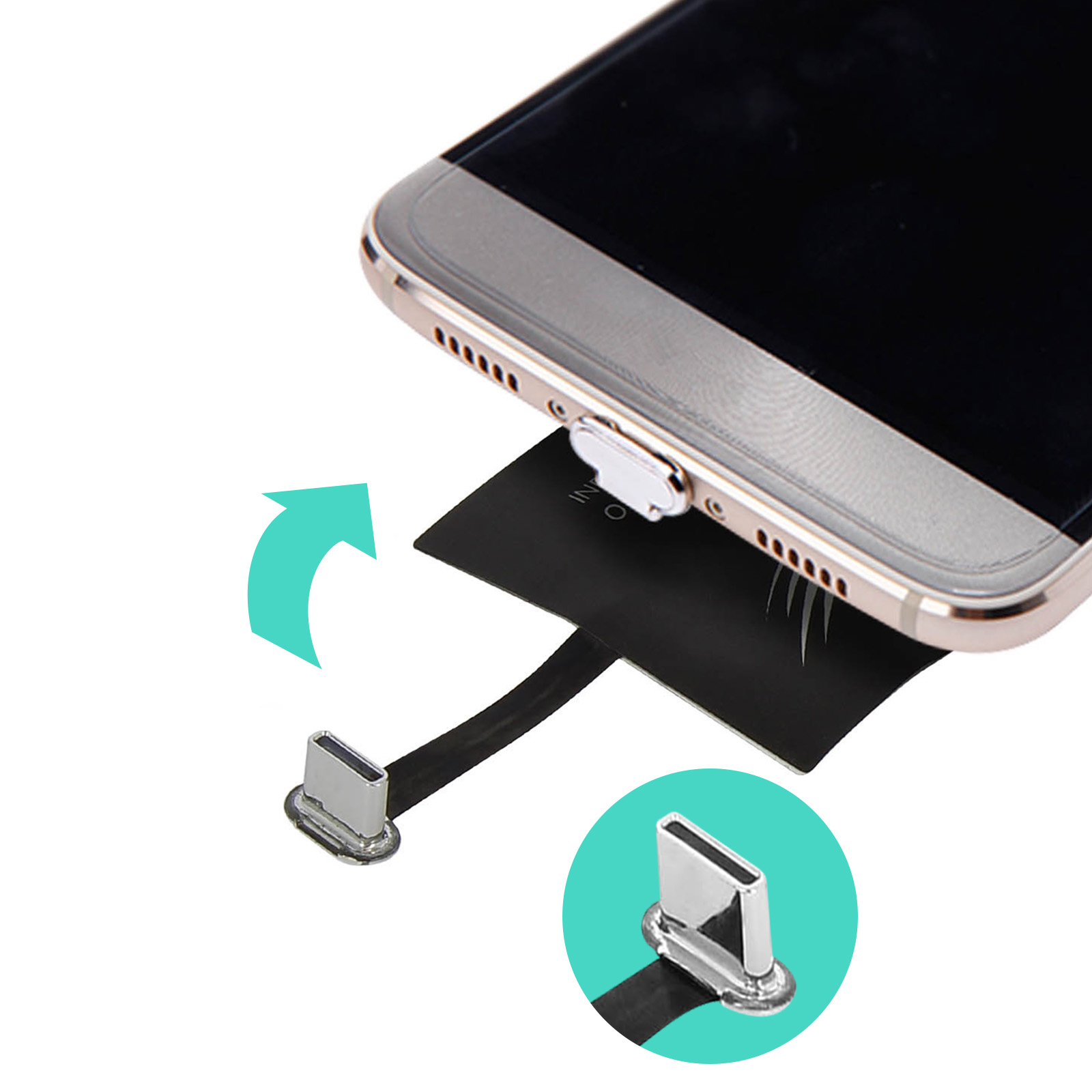 Accessorio per la ricarica del telefono. Un connettore argentato è inserito in un telefono, con un cavo nero. Bianco.