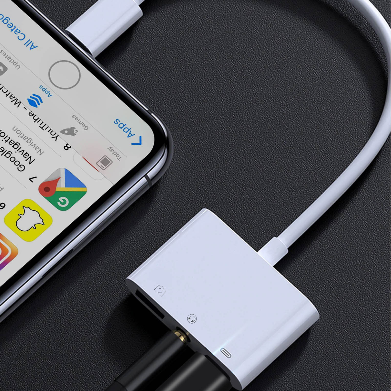 Adaptateur blanc avec un téléphone branché, applications visibles.