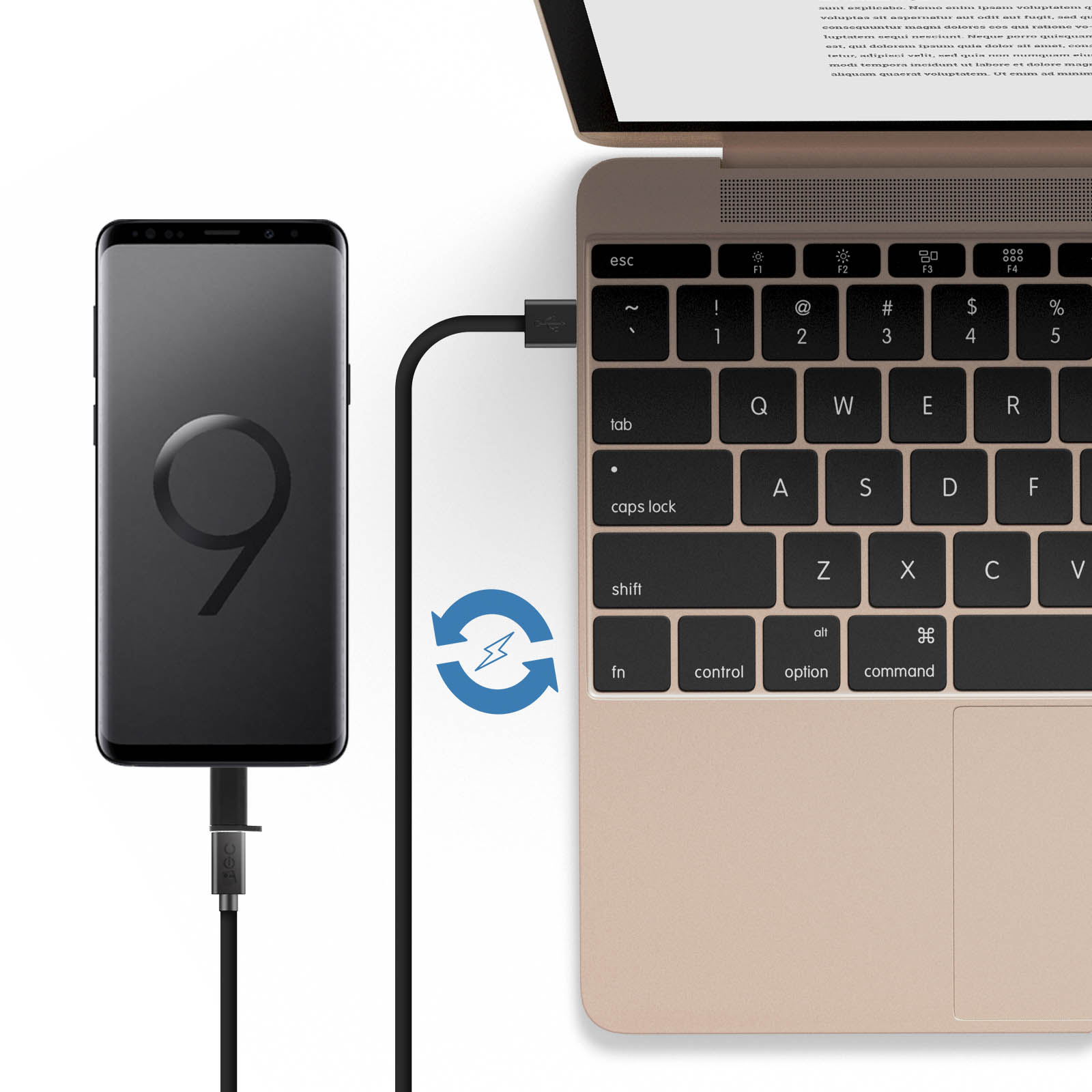 Ein Telefon wird mit einem Ladekabel von einem Laptop aufgeladen.