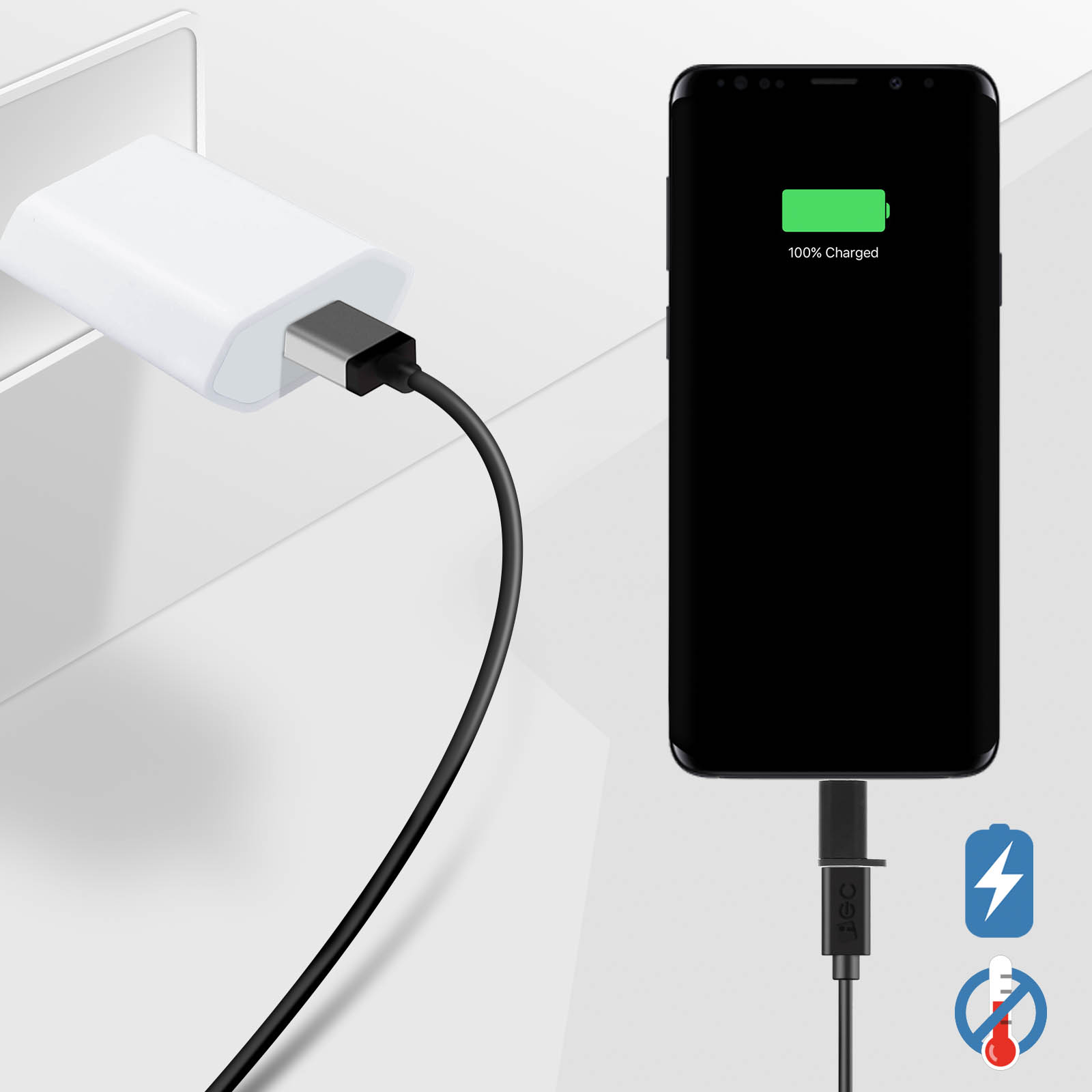 Telefon wird mit einem schwarzen Kabel geladen, zeigt 100% Aufladung an, neben einem weißen Ladegerät.