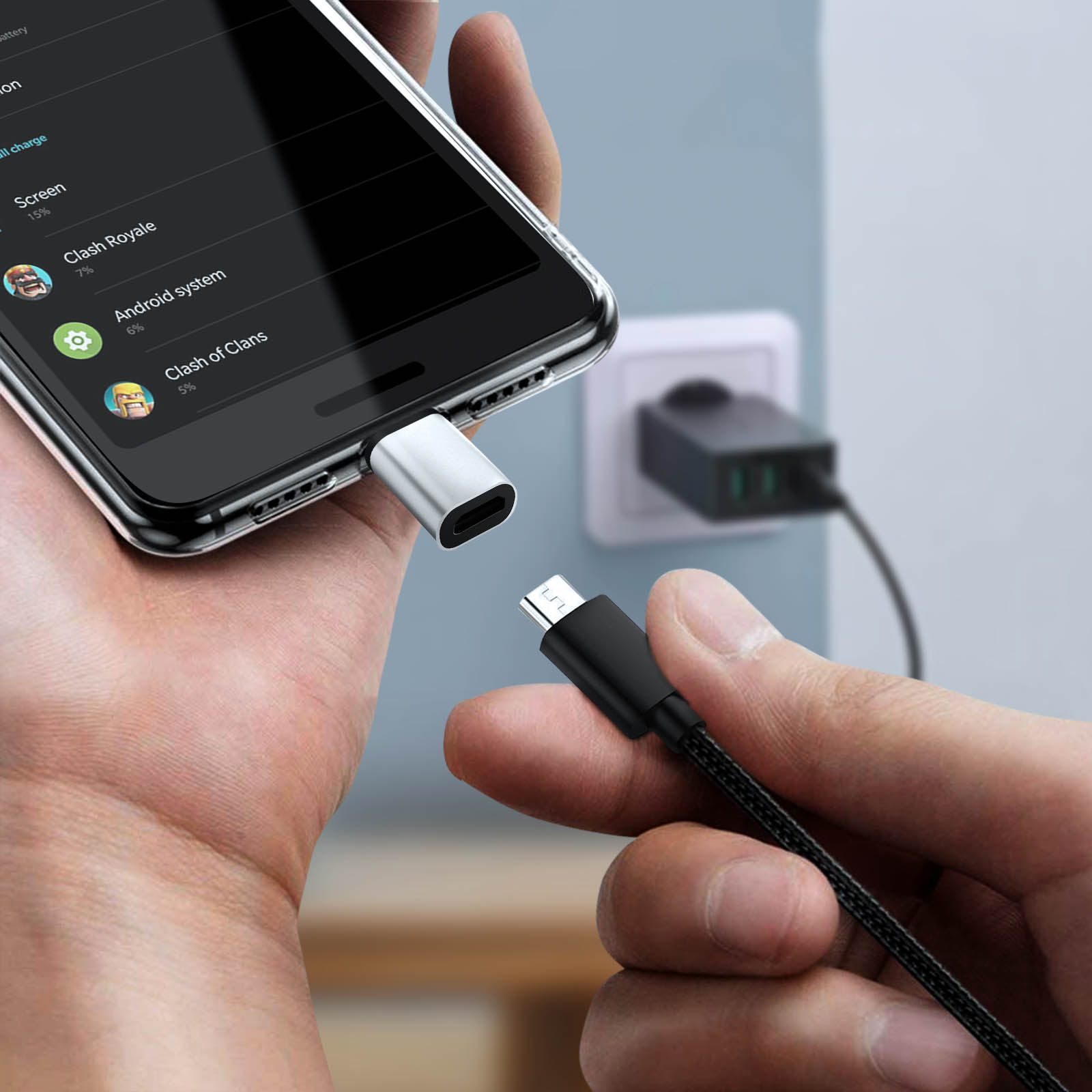 Telefono in carica con un cavo micro USB.