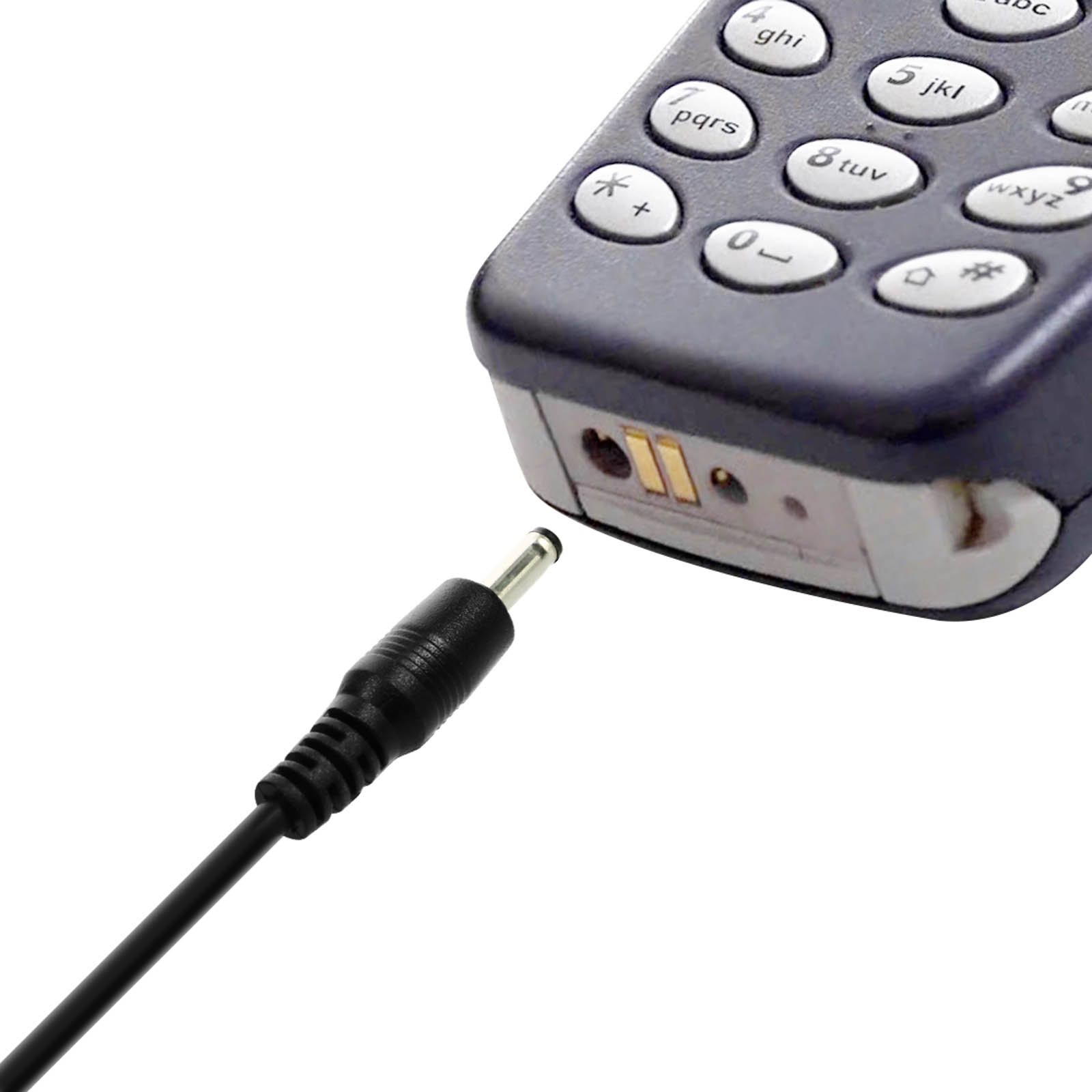 Un cavo di ricarica nero collegato a un vecchio telefono cellulare. Il telefono è nero.