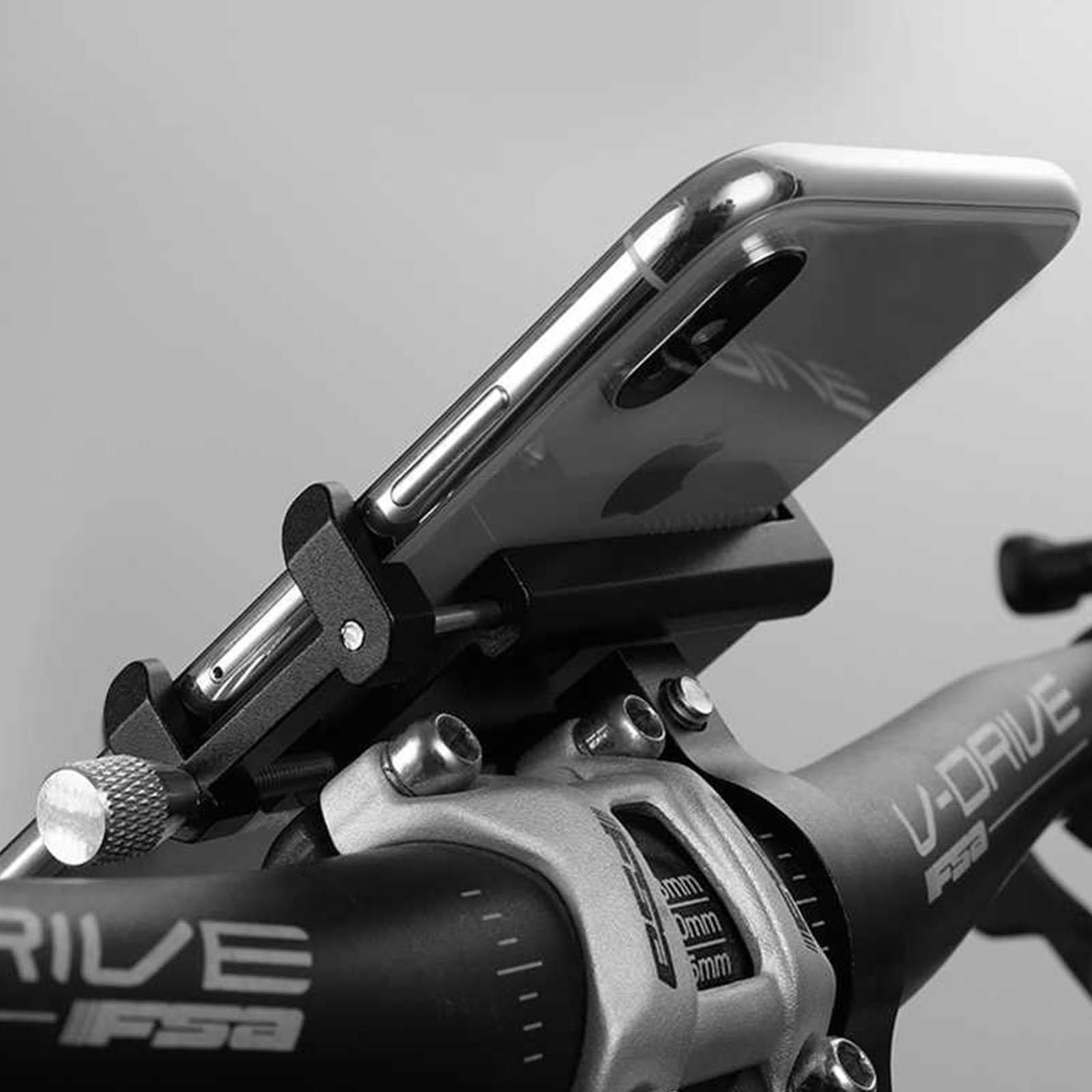 Fahrradlenker mit einer Telefonhalterung. Das Telefon befindet sich in der Halterung und ist nach oben geneigt.