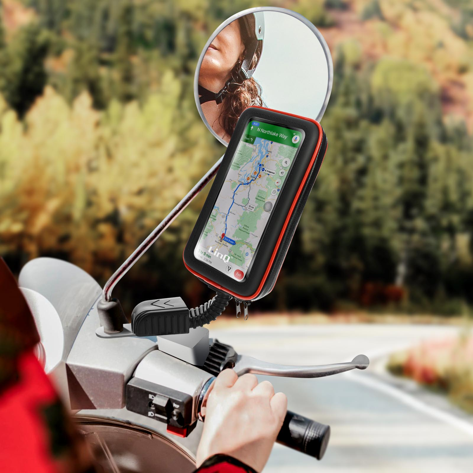 Un telefono con un'app di mappe montato su uno scooter, che mostra il volto di una persona in uno specchio.