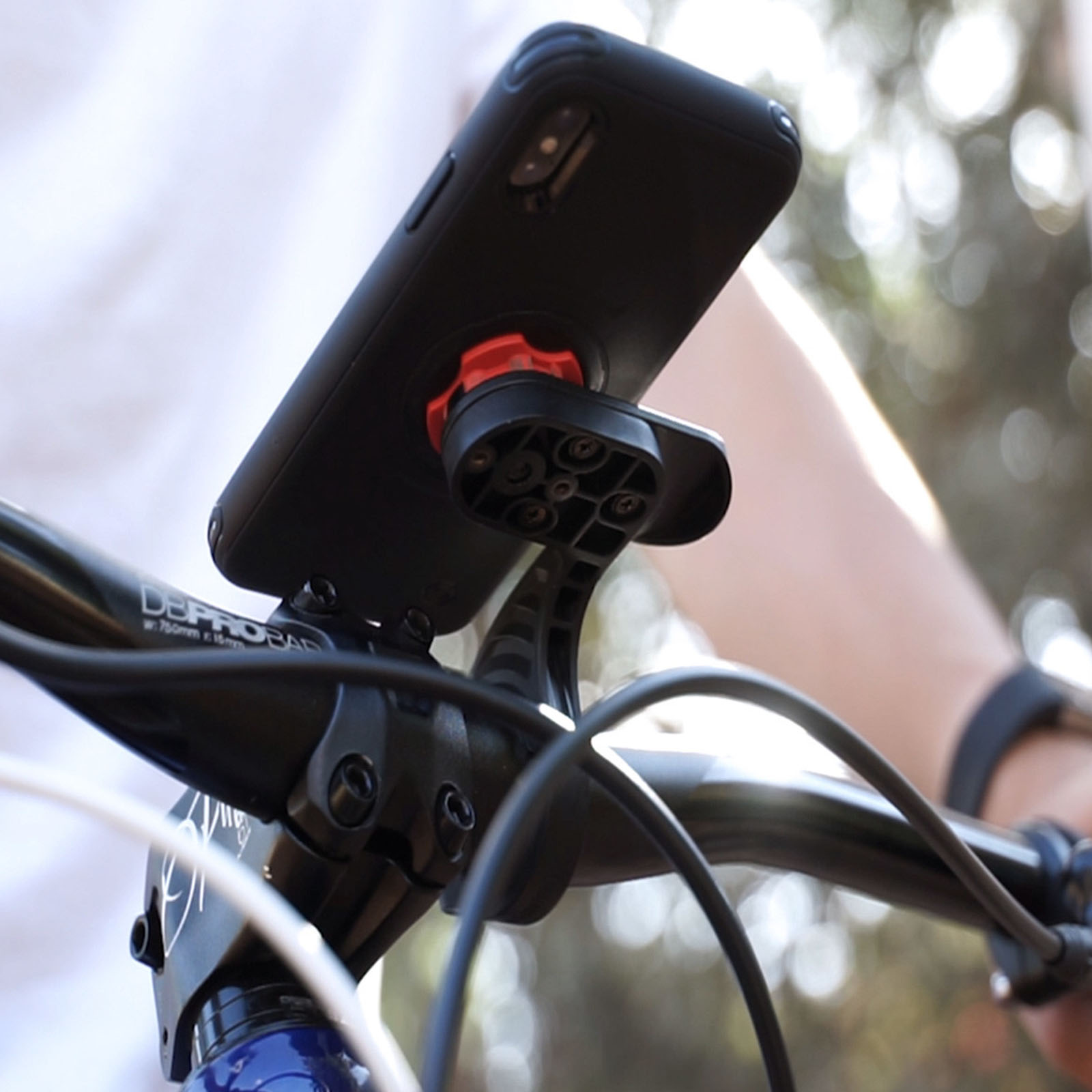 Teléfono montado en el manillar de una bicicleta, primer plano del teléfono.