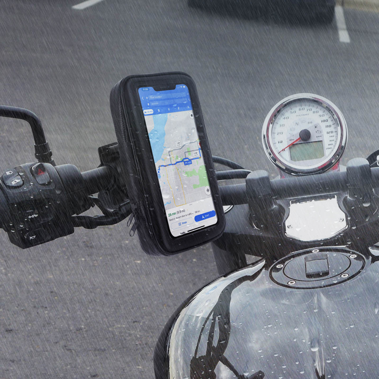 Un telefono montato su una moto. Mostra una mappa sotto la pioggia. Il tachimetro è visibile.