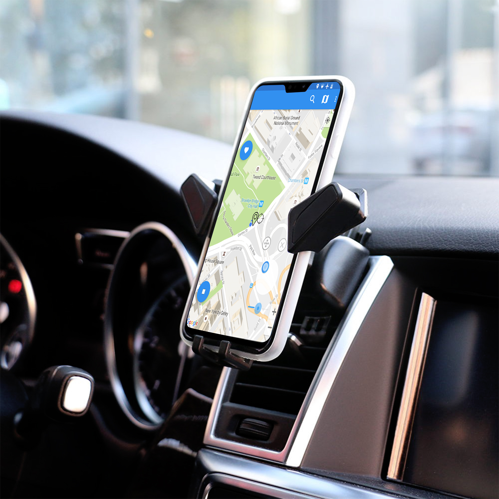 Ein Telefon in einer Autotelefonhalterung, das eine Karte anzeigt, in einem schwarzen Auto.
