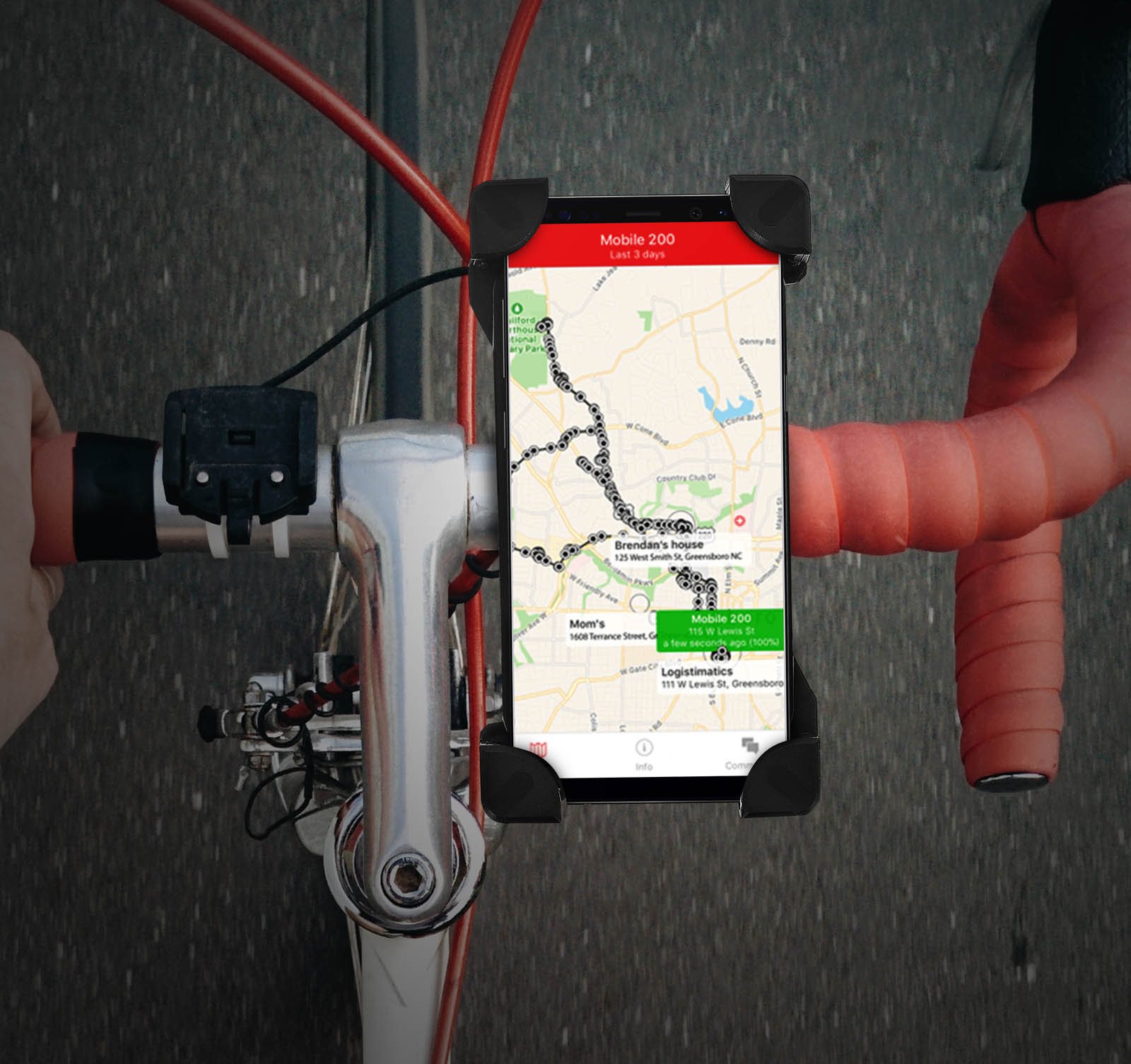 Un telefono in un supporto per bici mostra una mappa con un percorso su una bici in movimento.