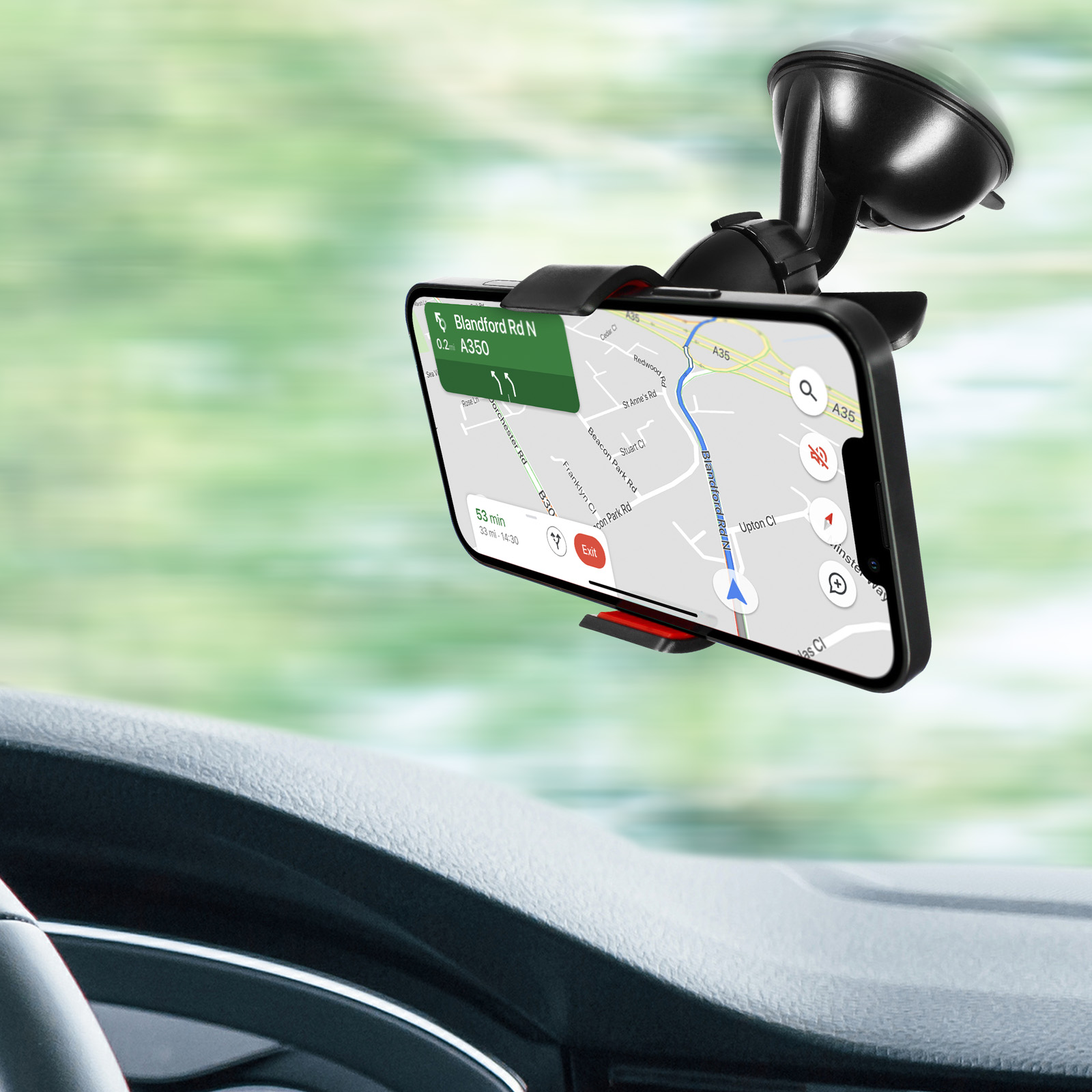 Telefon mit einer GPS-App in einer Autotelefonhalterung. Die Halterung ist an der Windschutzscheibe befestigt.