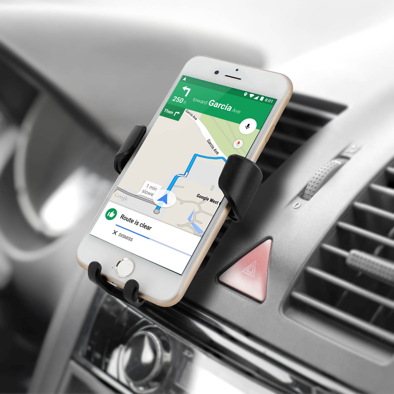 Ein Telefon in einer Autohalterung, das eine Karte anzeigt. Die Halterung ist an der Lüftung im Auto befestigt.