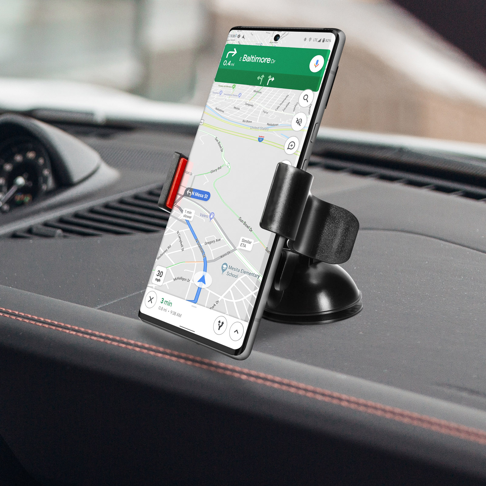 Ein Telefon mit Navigations-App ist auf dem Armaturenbrett eines Autos befestigt. Der Bildschirm zeigt eine Karte mit einer Route.