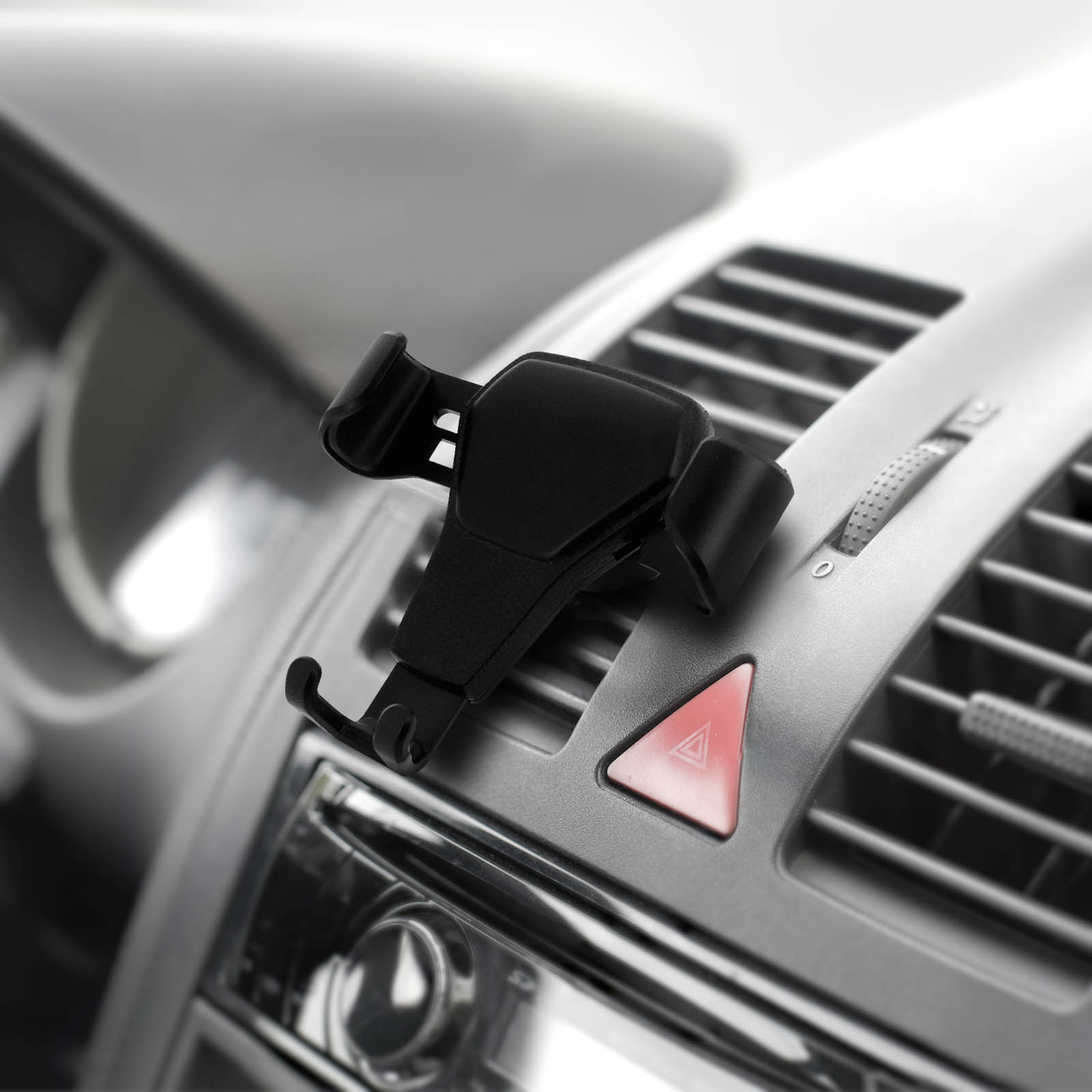 Ein schwarzer Telefonhalter ist am Armaturenbrett eines Autos montiert, in der Nähe der Warnblinklicht-Taste.