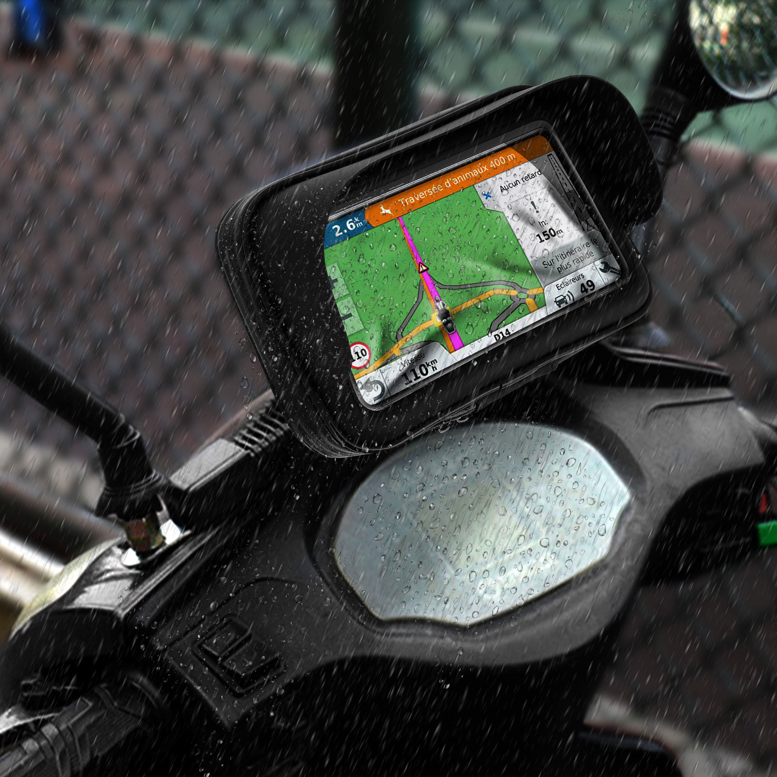 Manubrio della moto con telefono montato. Il telefono mostra una mappa e la navigazione GPS, con gocce di pioggia sullo schermo.