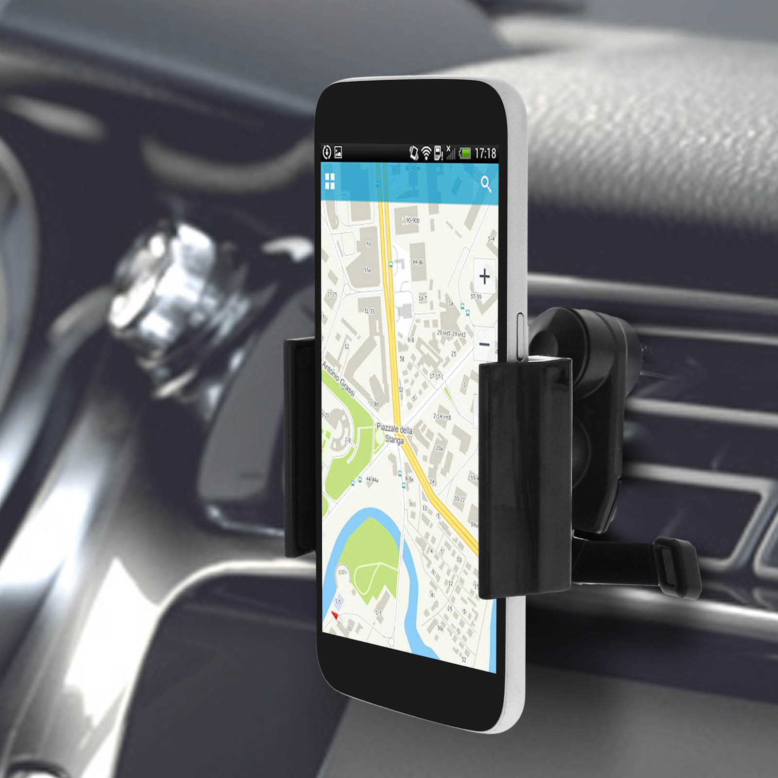 Smartphone mit Karte in einer Autohalterung, am Armaturenbrett befestigt. Innendetail des Autos sichtbar.