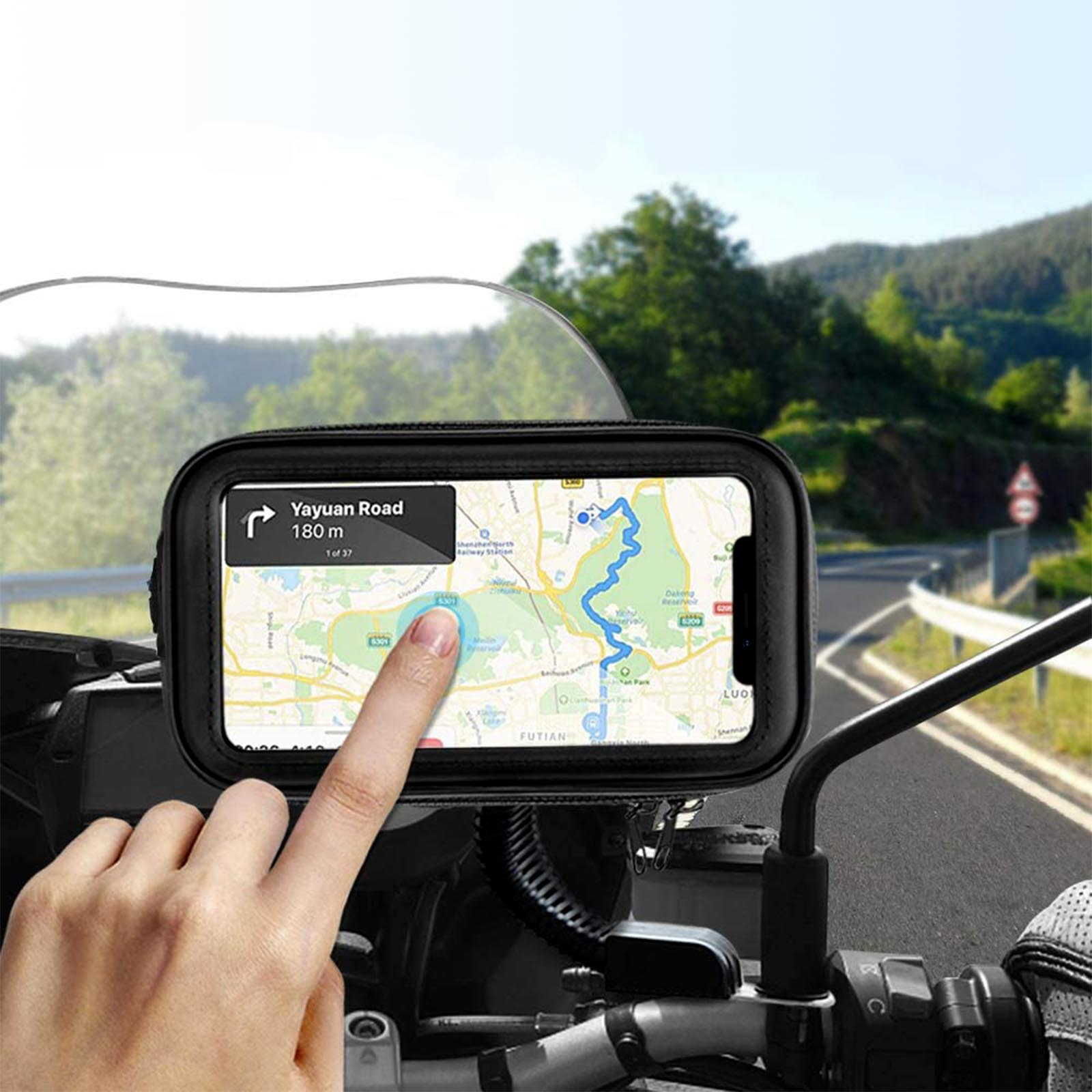 Una mano tocca lo schermo di un telefono che mostra una mappa, montato sul manubrio di una moto.