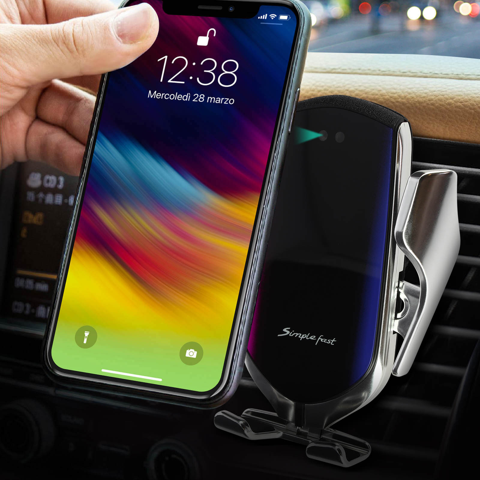 Eine Hand legt ein Telefon auf eine Autotelefonhalterung. Die Halterung ist an der Lüftung befestigt.