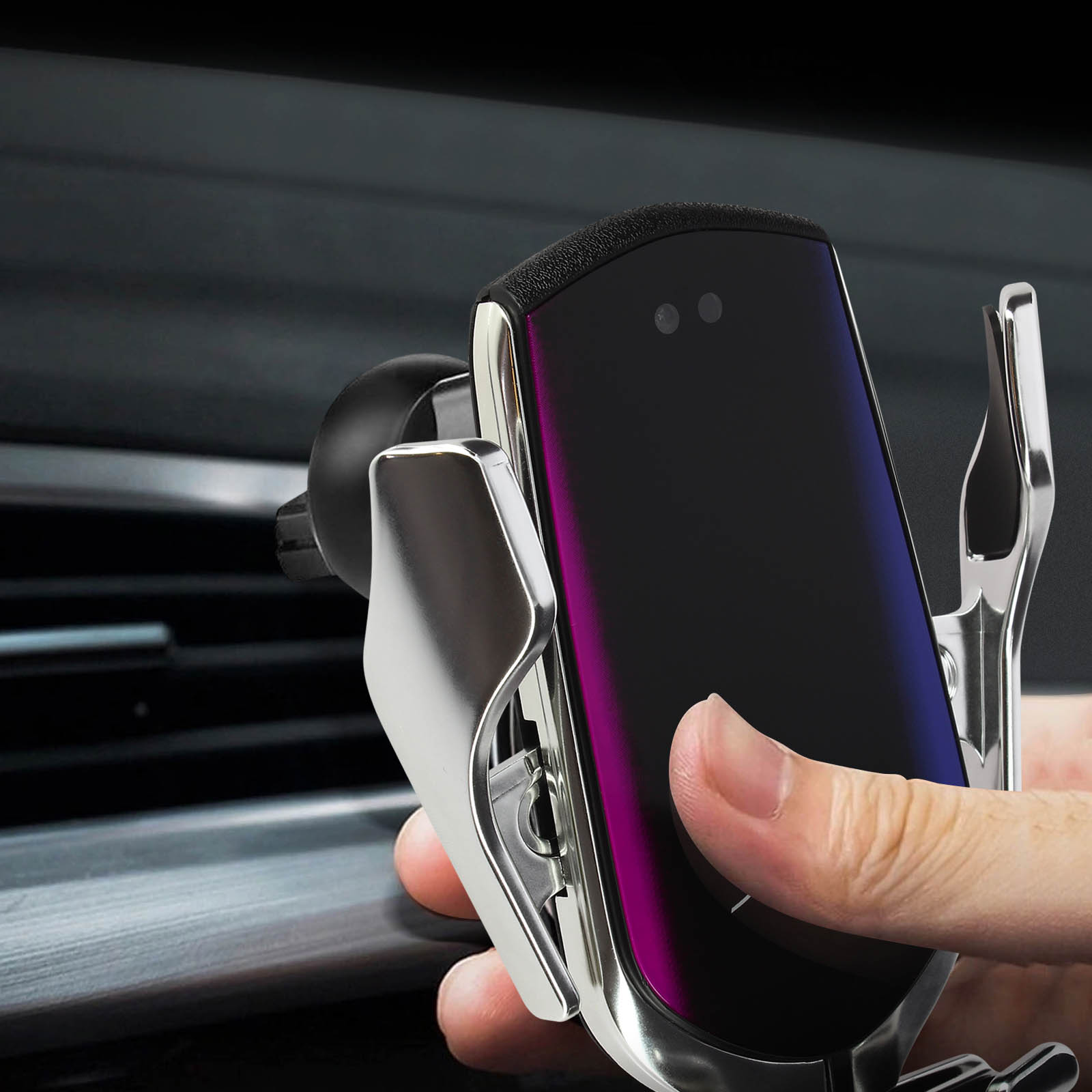 Hand hält einen schwarz-chromfarbenen Telefonhalter. Das Telefon ist schwarz mit beleuchtetem Bildschirm.