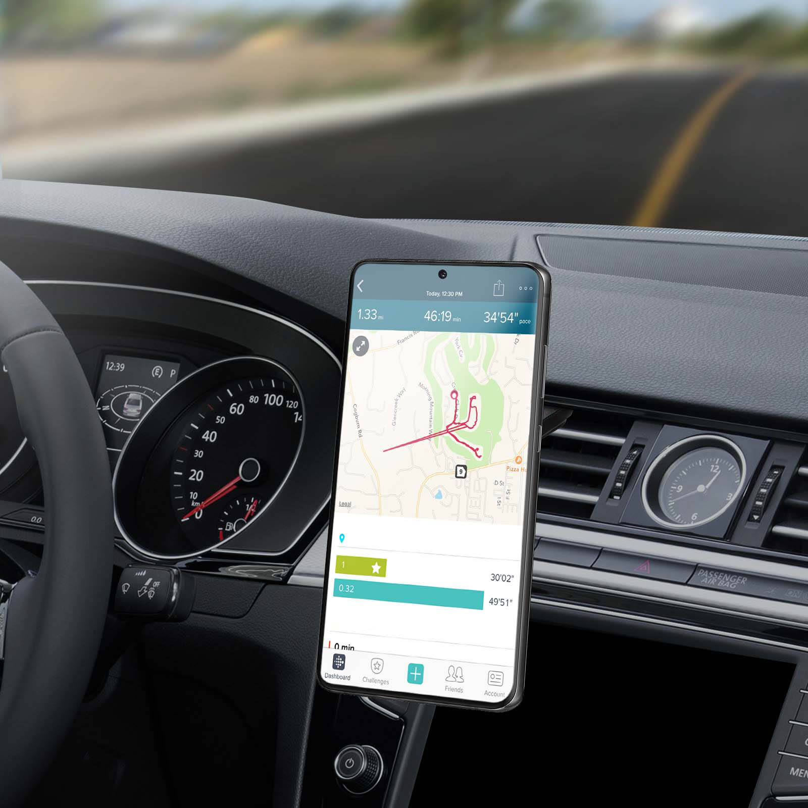 Ein Telefon ist in einem Auto montiert und zeigt eine Karte an. Die Halterung ist am Armaturenbrett befestigt.