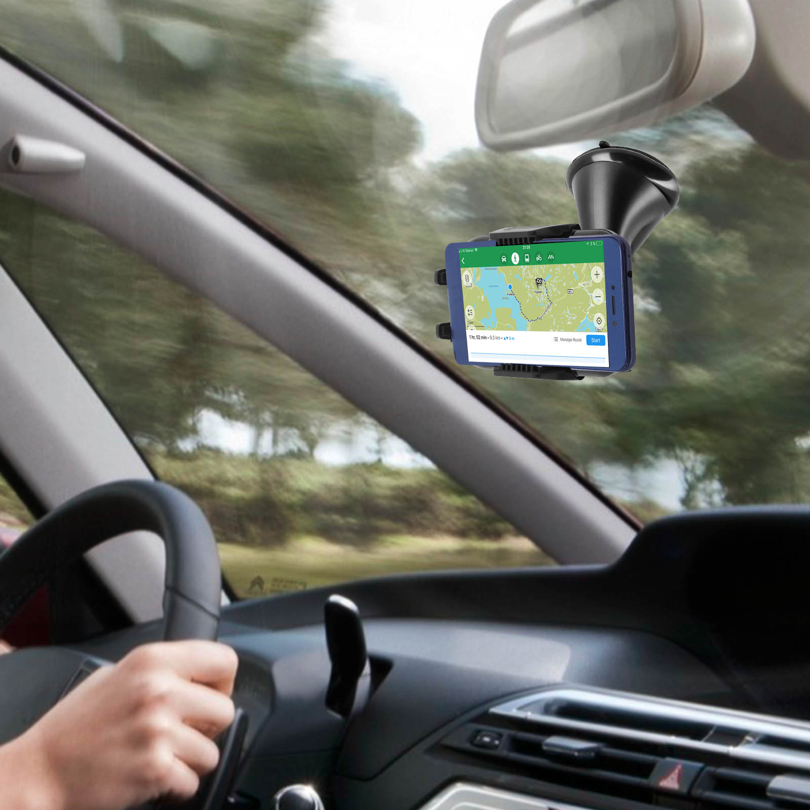 Ein Telefon mit Karte ist an der Windschutzscheibe montiert. Der Fahrer hält das Lenkrad.