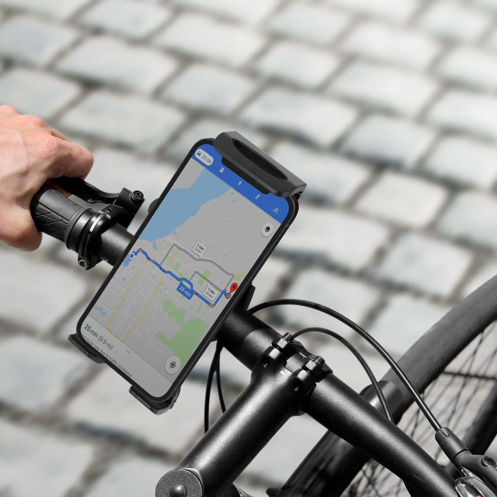 Teléfono con mapa en el manillar de una bicicleta. Mano en el lado izquierdo.