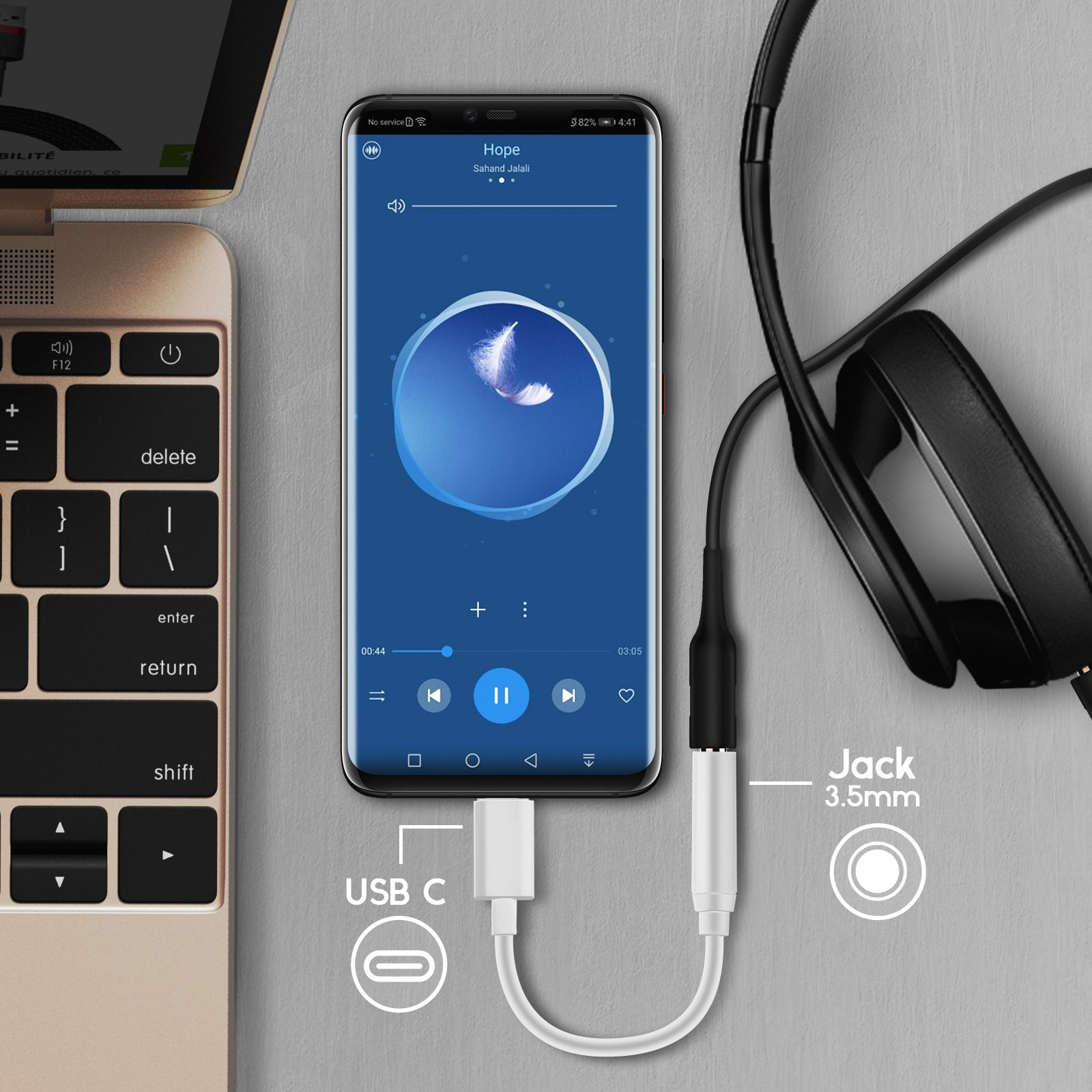 Un teléfono reproduciendo música, conectado a auriculares y un adaptador USB-C a 3,5 mm.