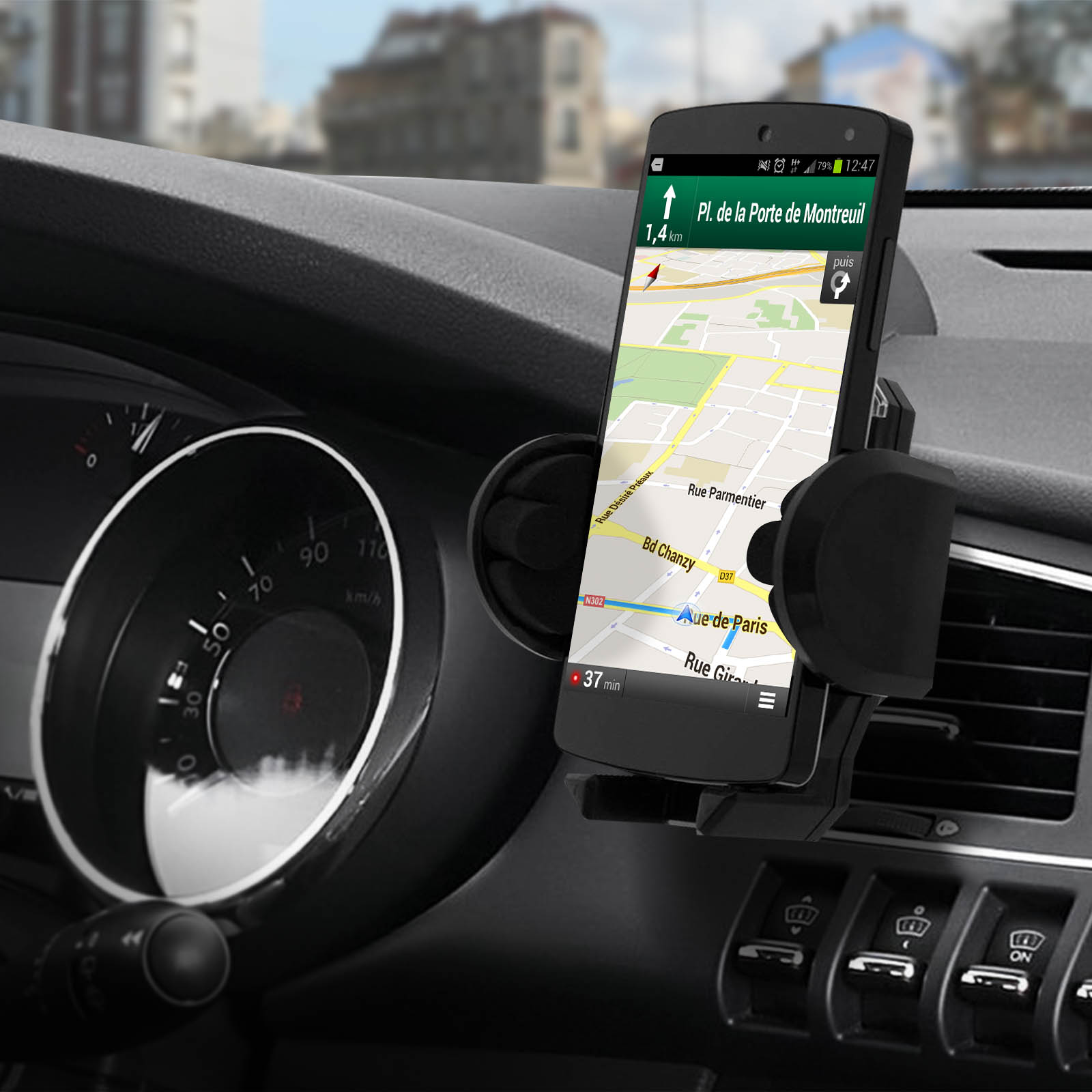Smartphone in einer Autohalterung mit Navigations-App, die eine Karte anzeigt. Das Armaturenbrett des Autos ist sichtbar.